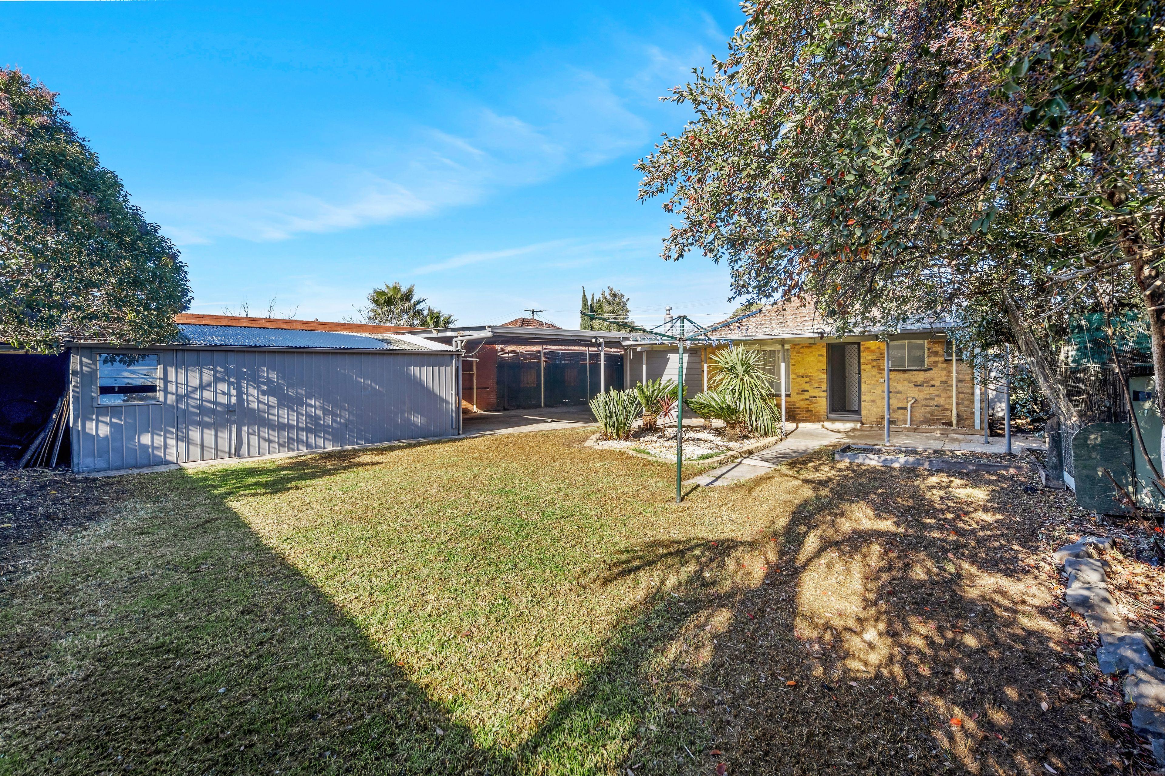 Close to Shops and Schools!