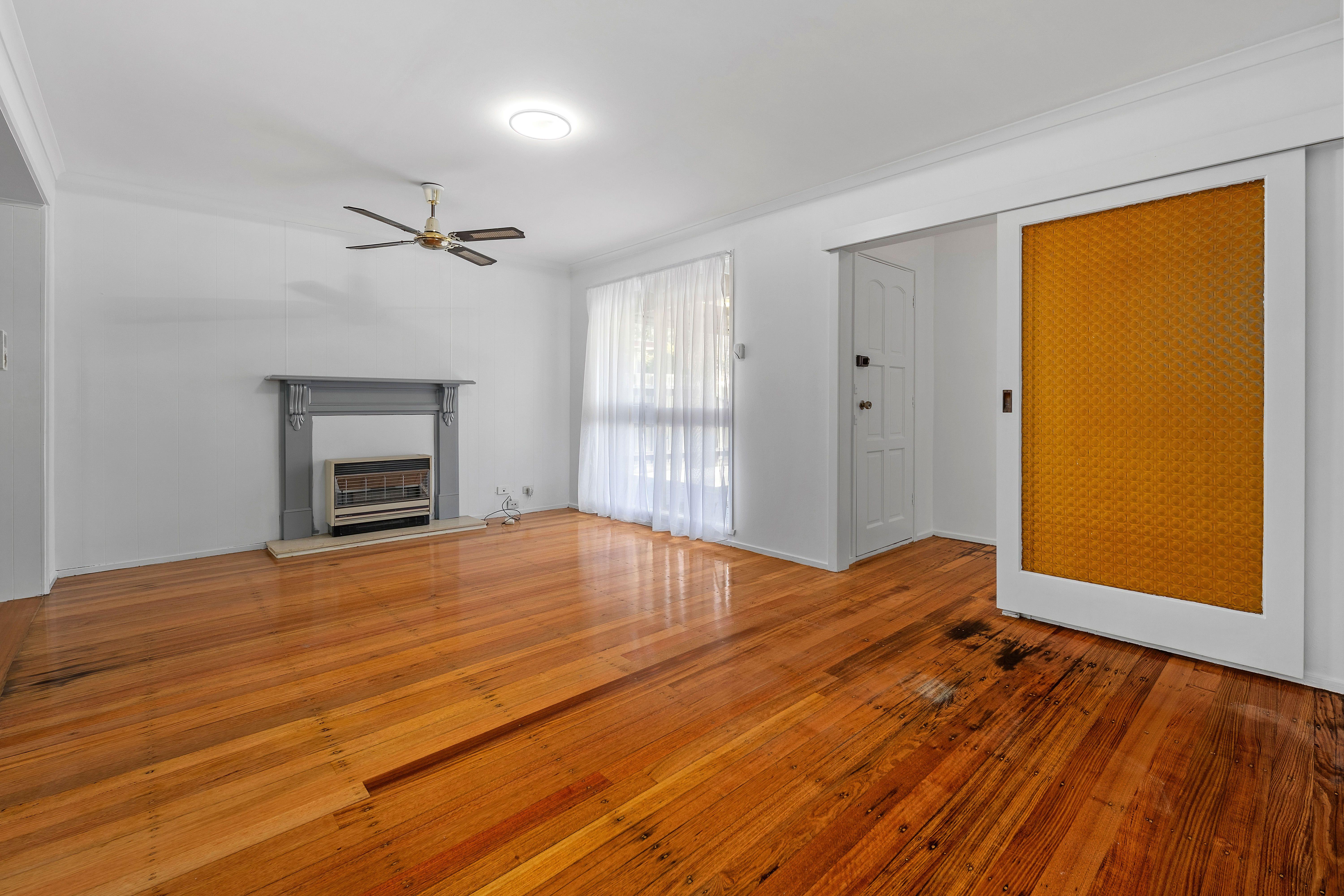 Close to Shops and Schools!