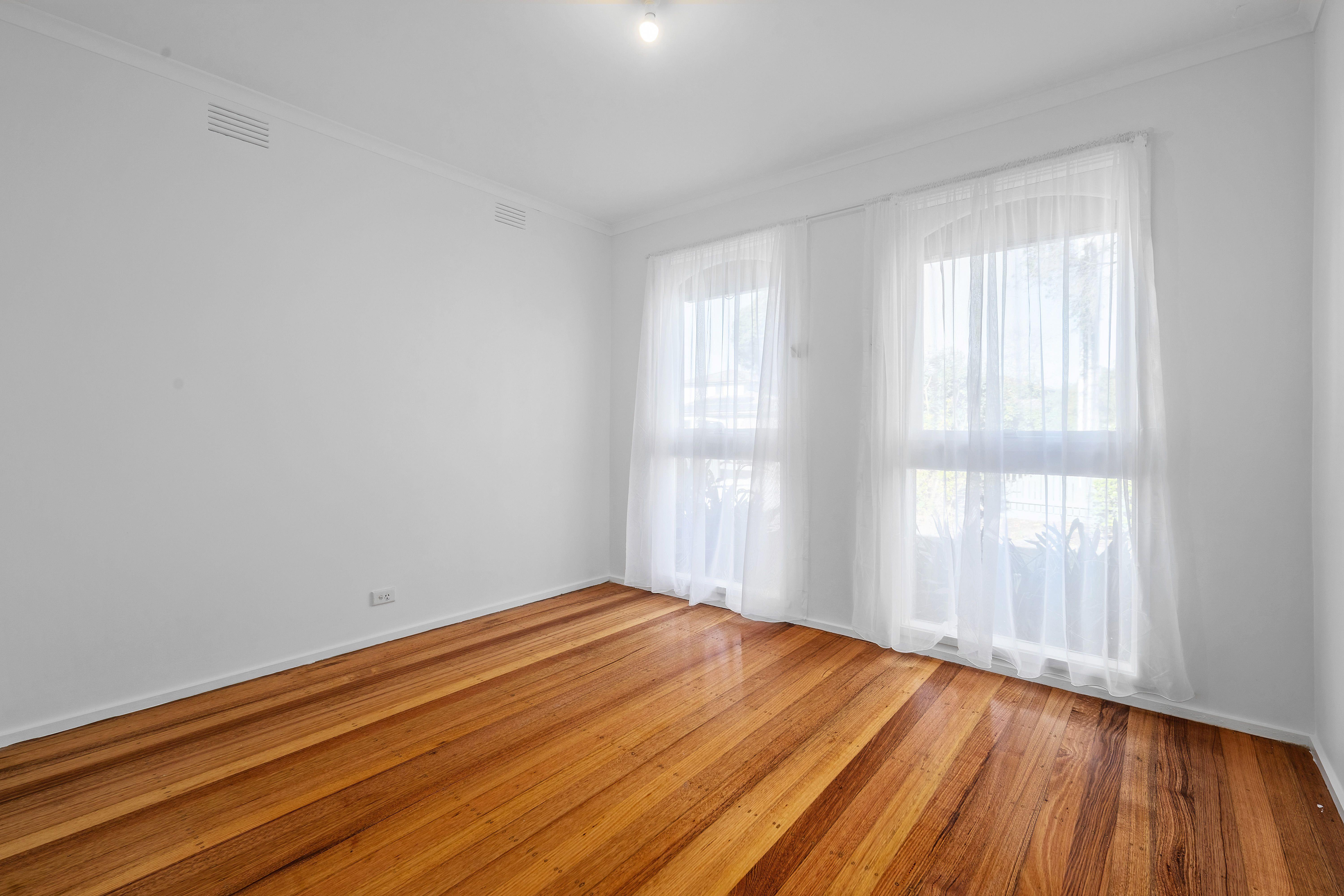 Close to Shops and Schools!