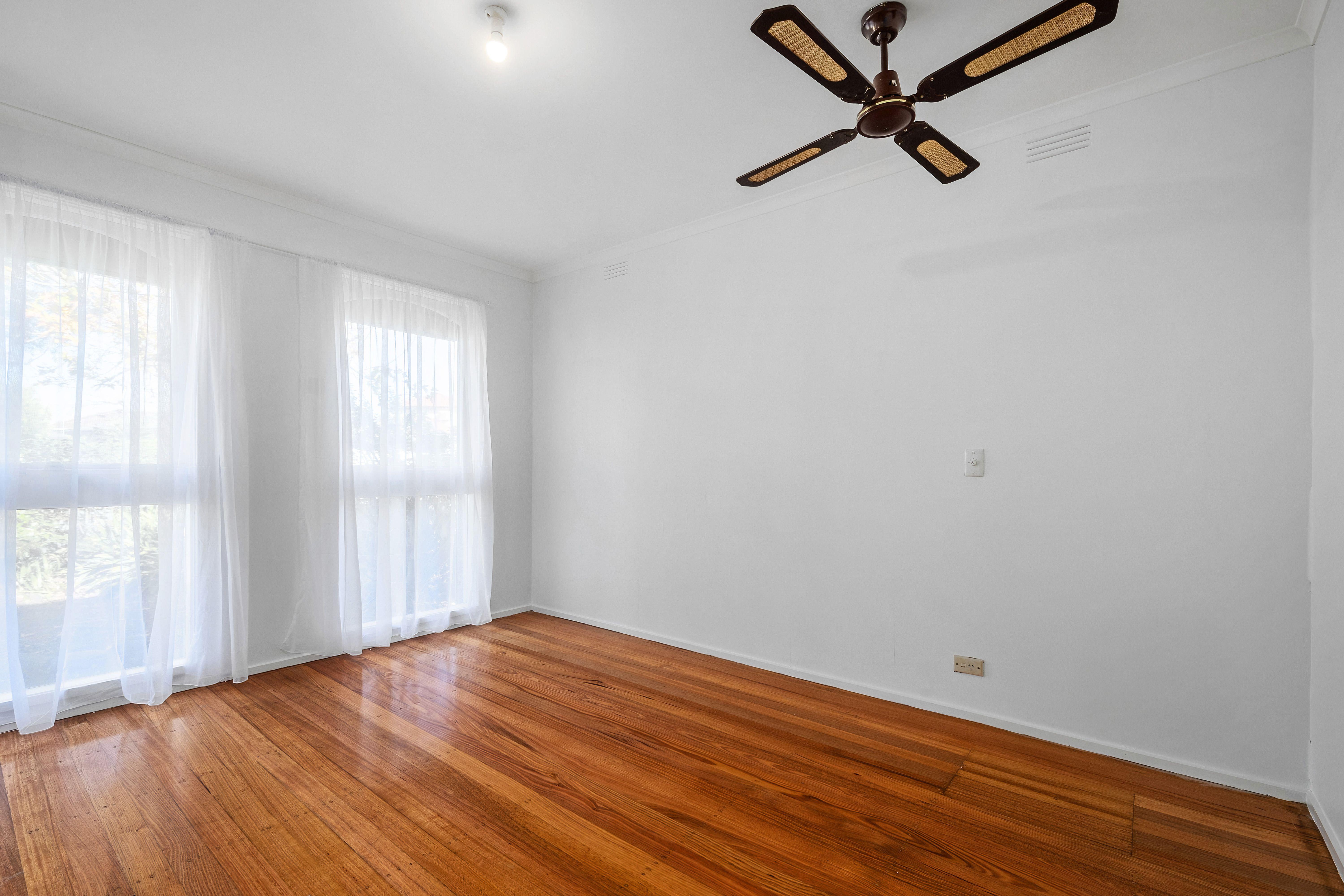 Close to Shops and Schools!