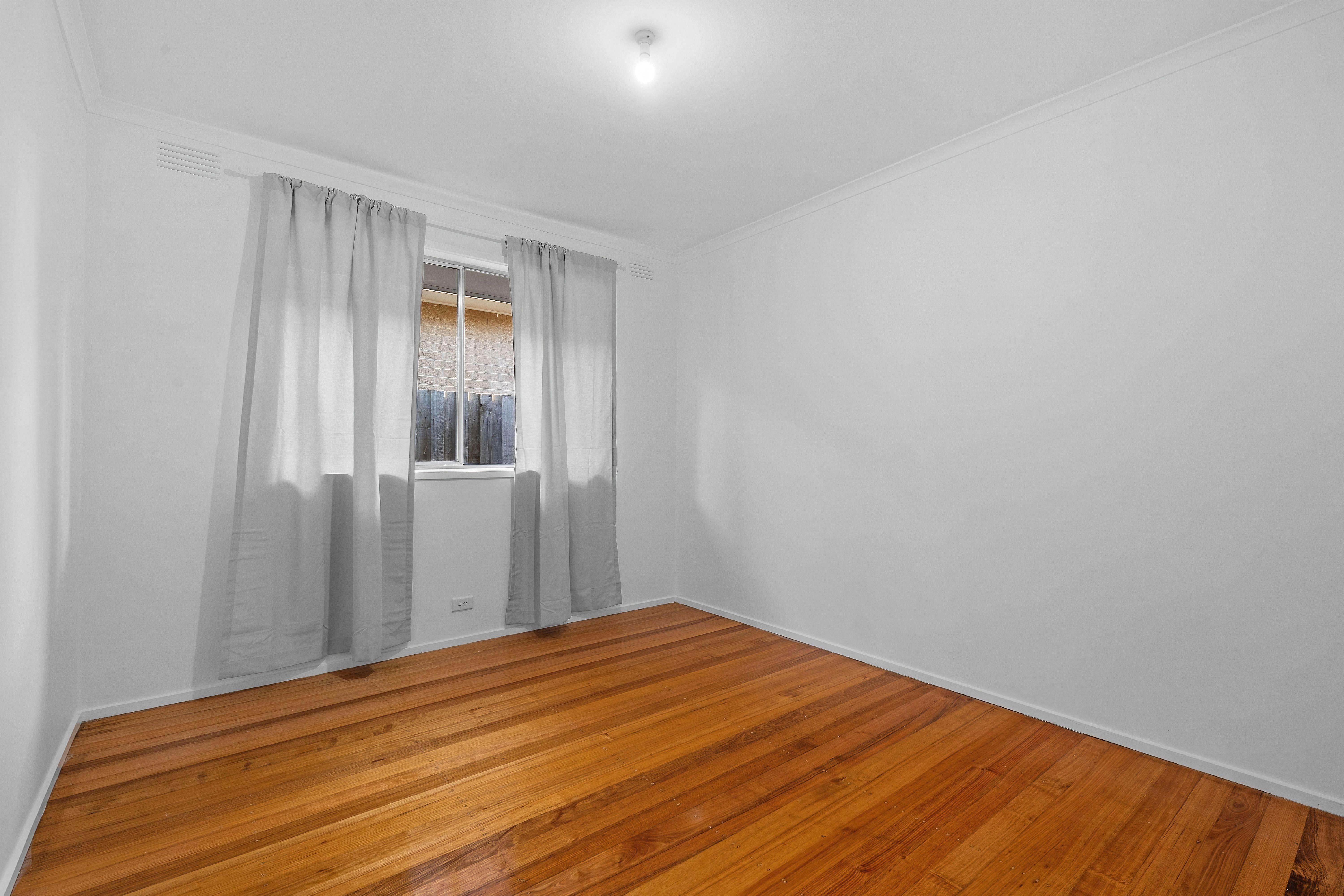 Close to Shops and Schools!