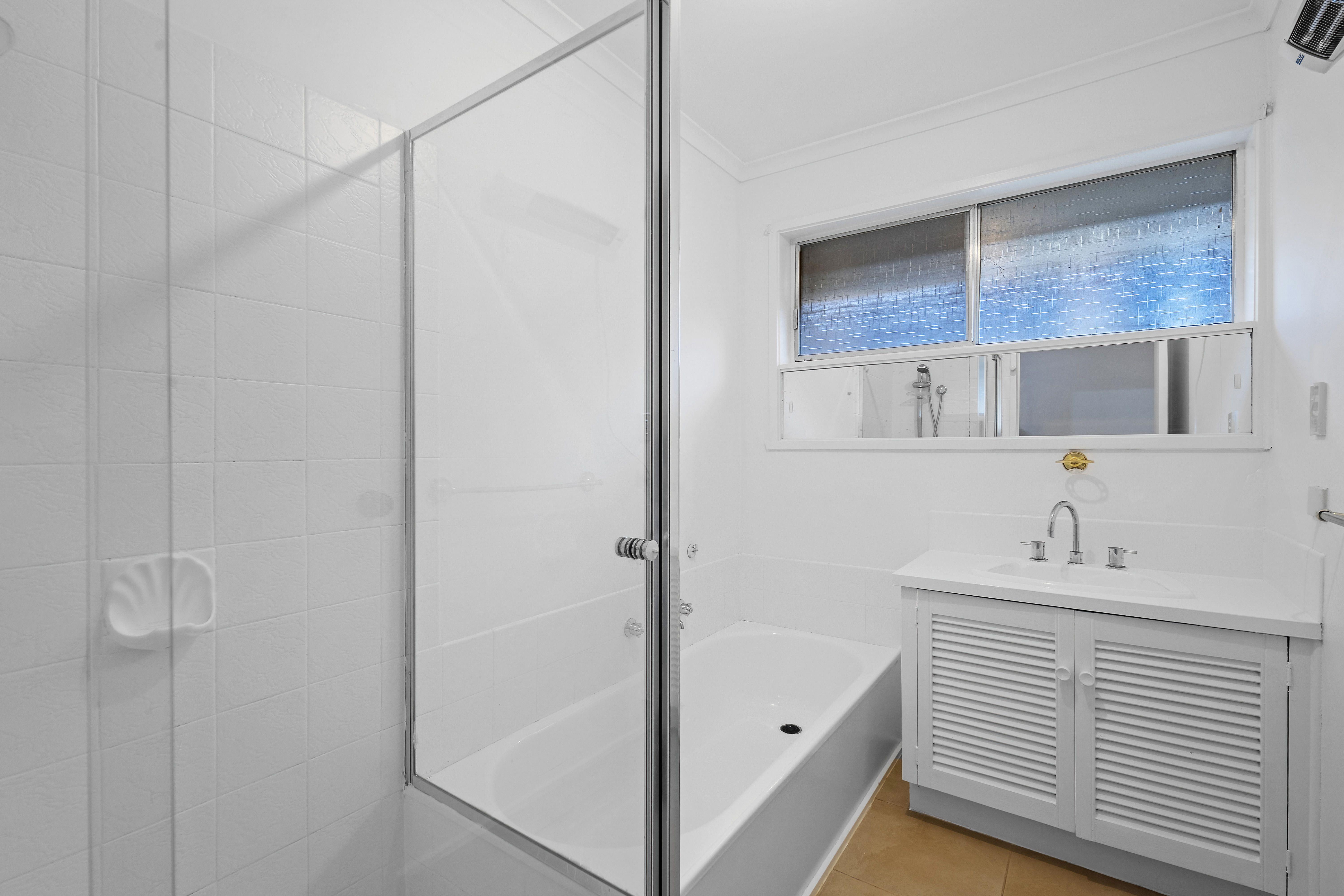 Close to Shops and Schools!