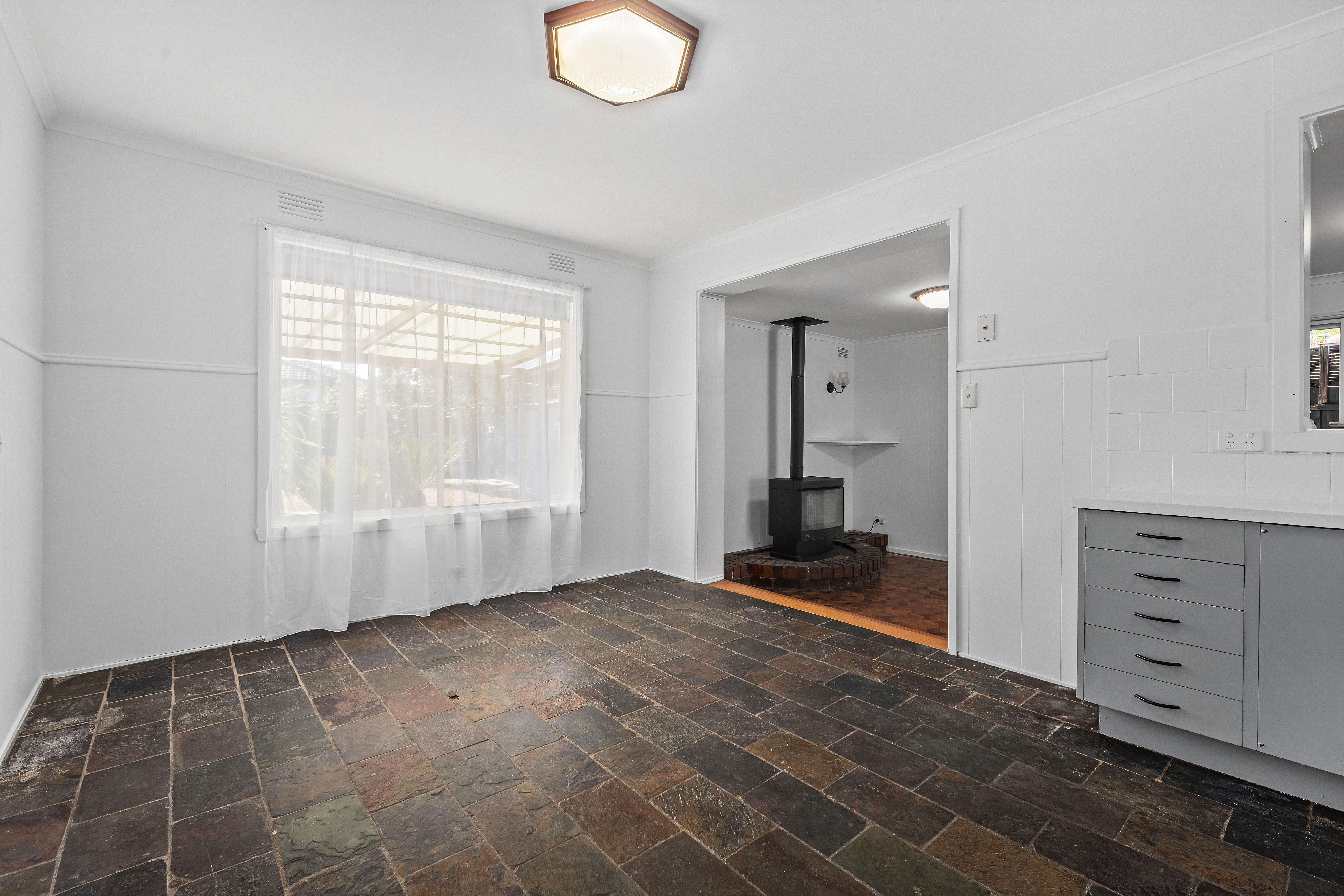 Close to Shops and Schools!