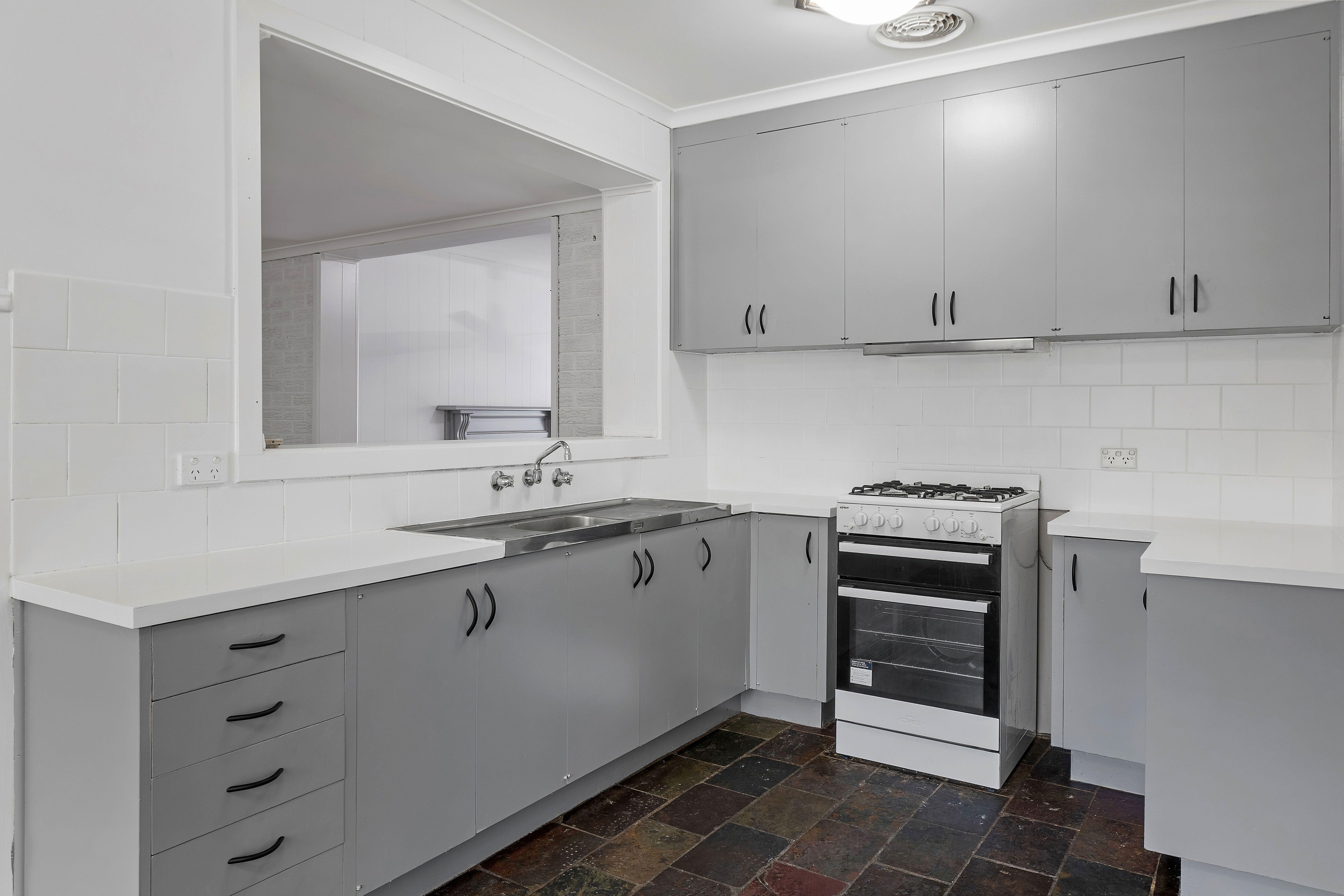 Close to Shops and Schools!