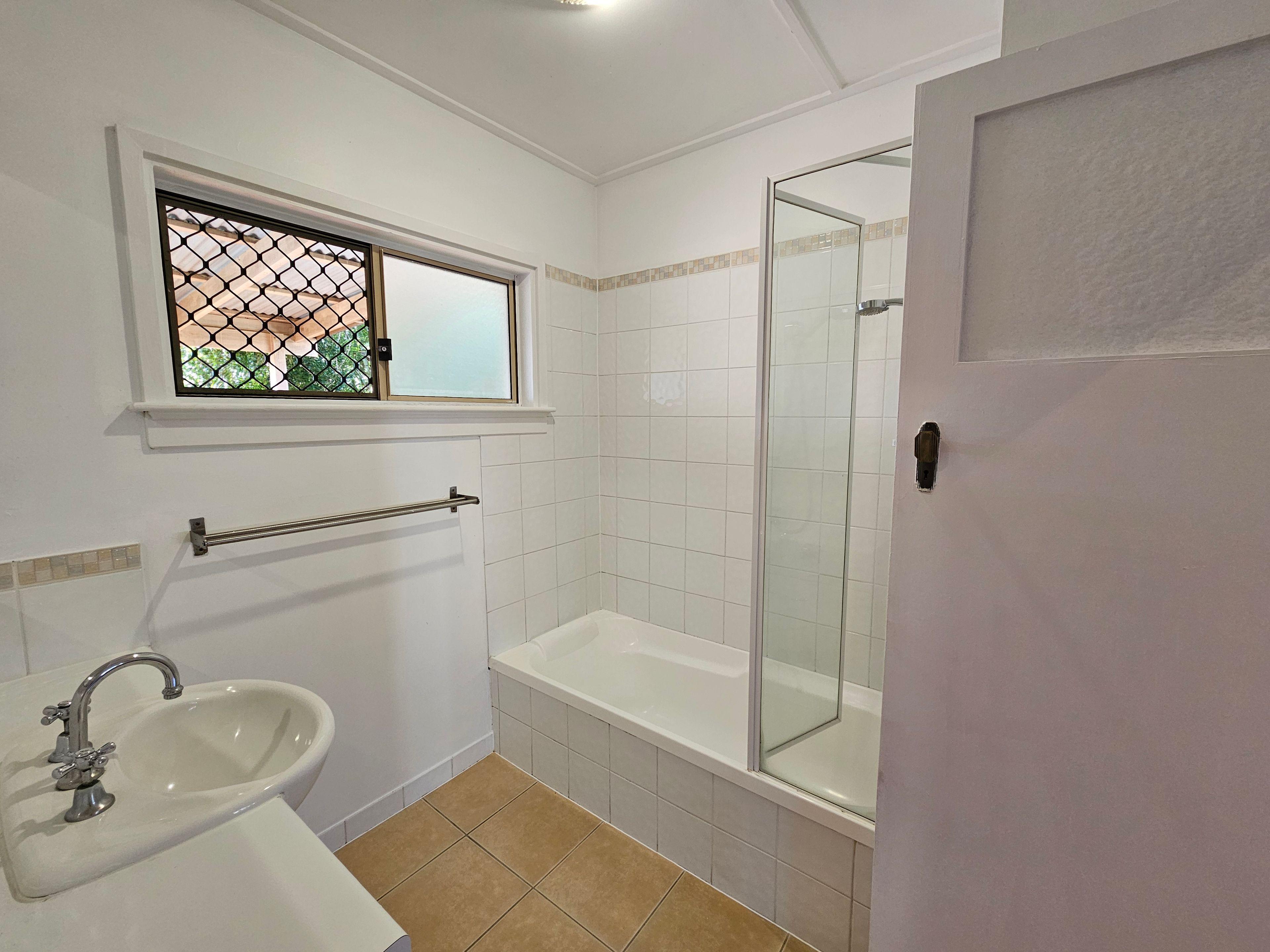 FAMILY FRIENDLY HOME - WISHART PRIMARY & MANSFIELD HIGH CATCHMENT