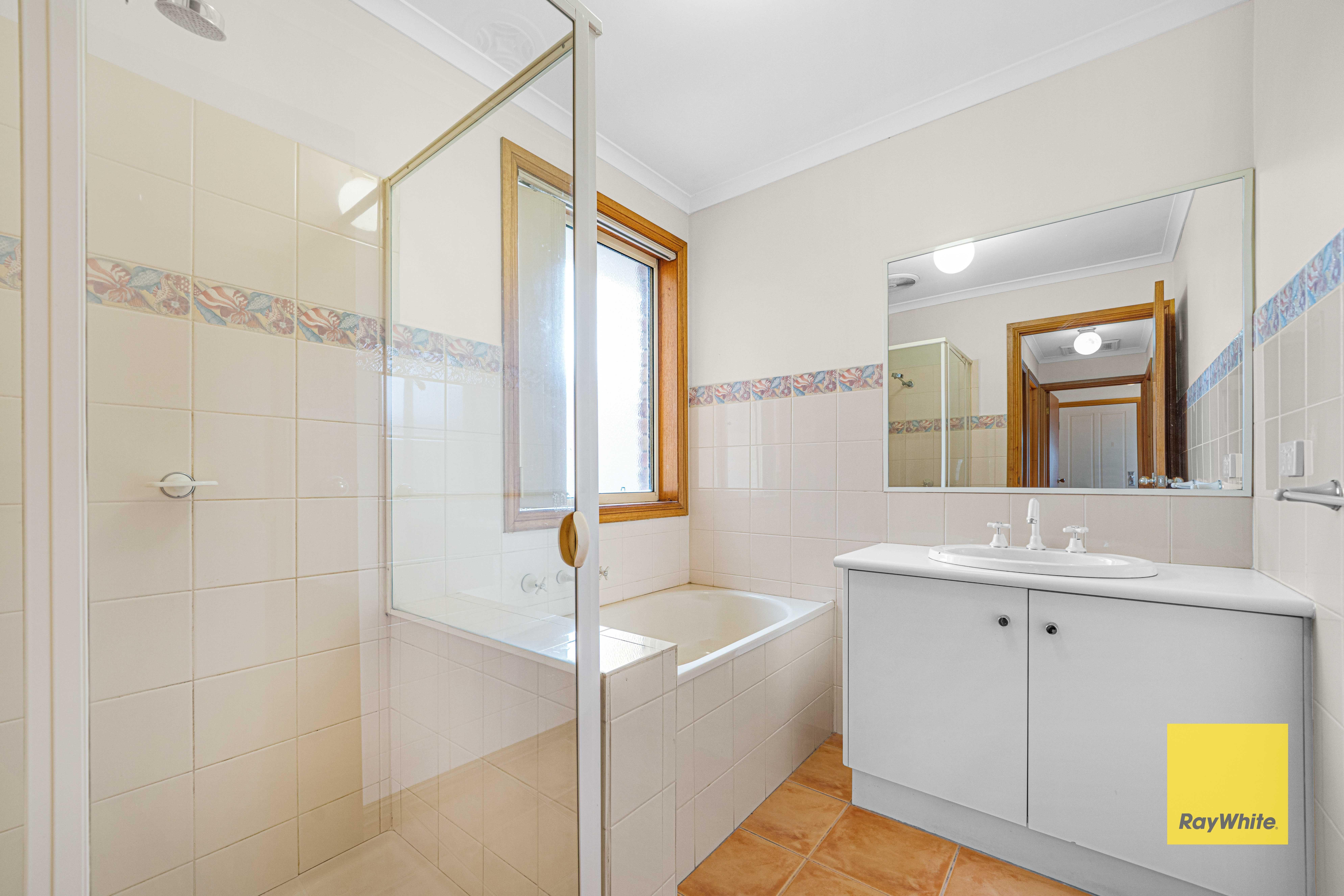 Exceptional Family Living in ALTONA MEADOWS Location!