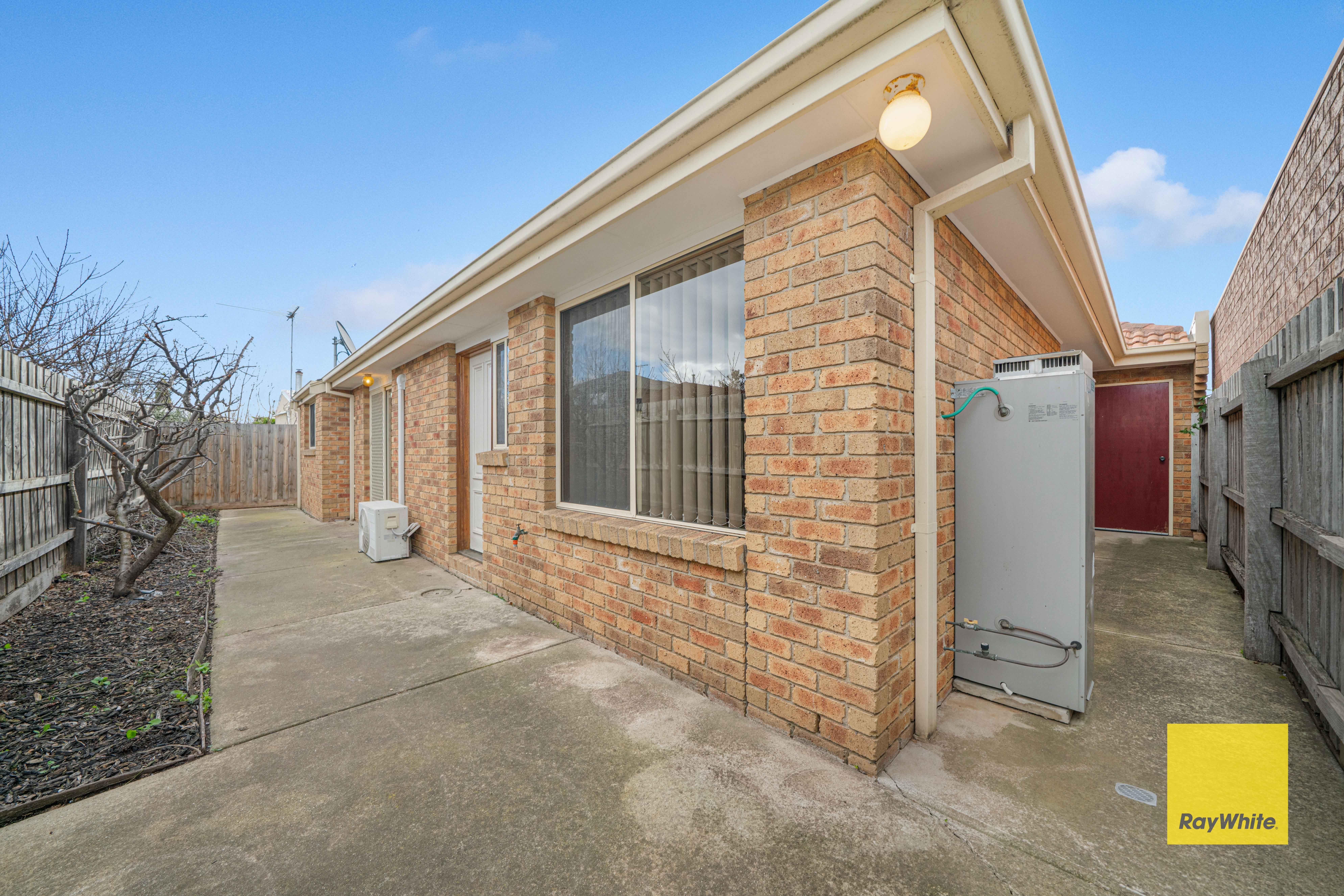 Exceptional Family Living in ALTONA MEADOWS Location!