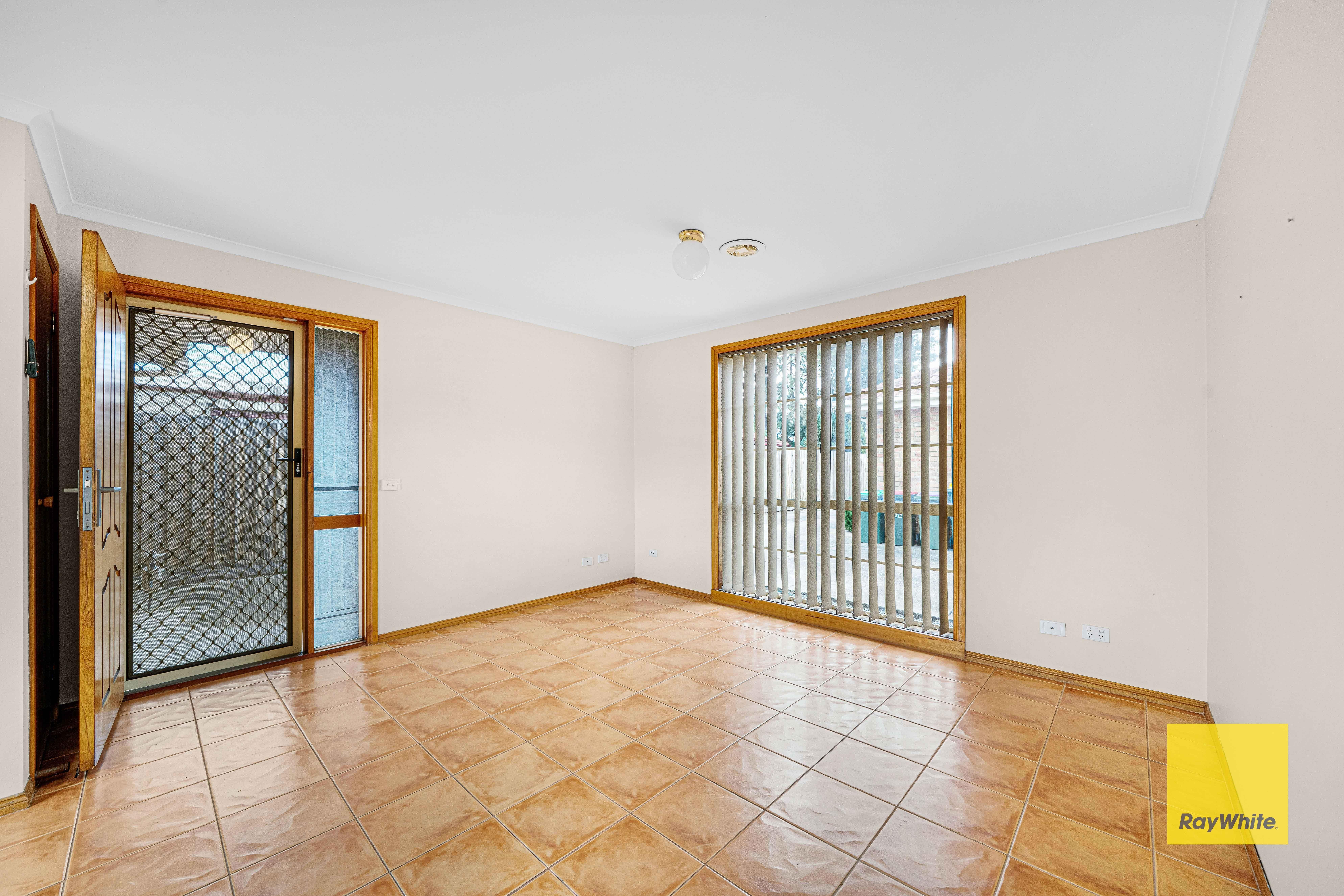 Exceptional Family Living in ALTONA MEADOWS Location!