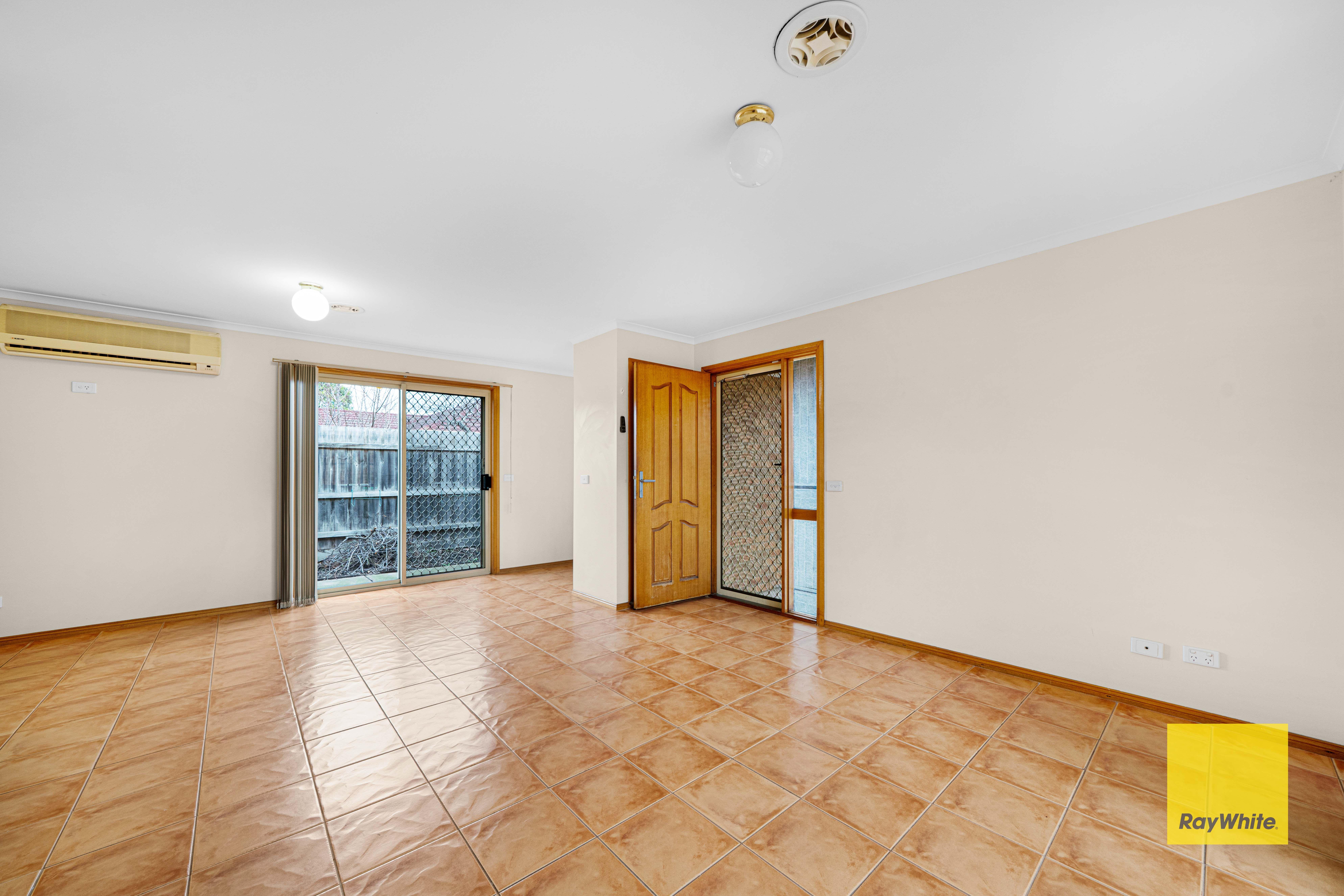 Exceptional Family Living in ALTONA MEADOWS Location!