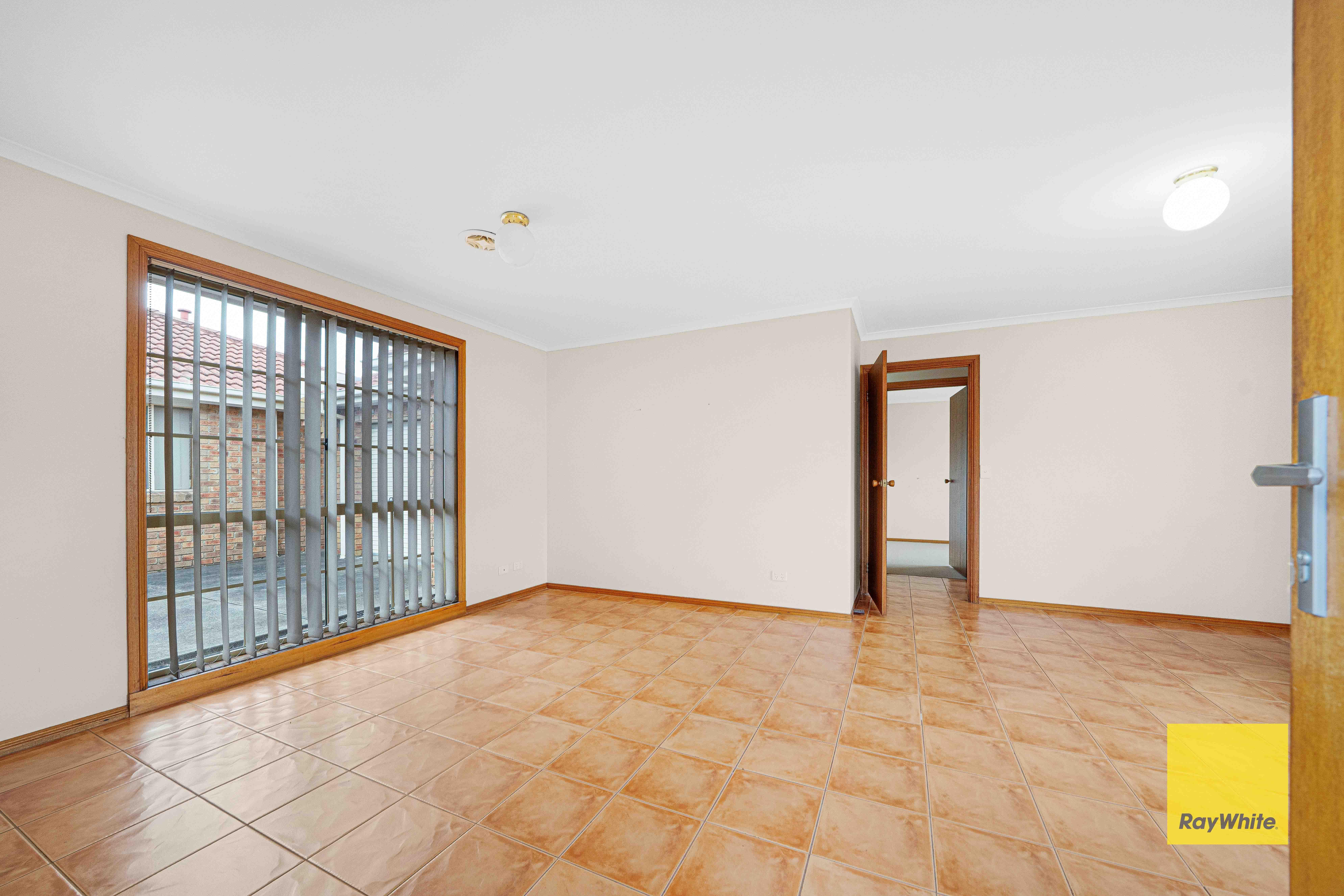 Exceptional Family Living in ALTONA MEADOWS Location!