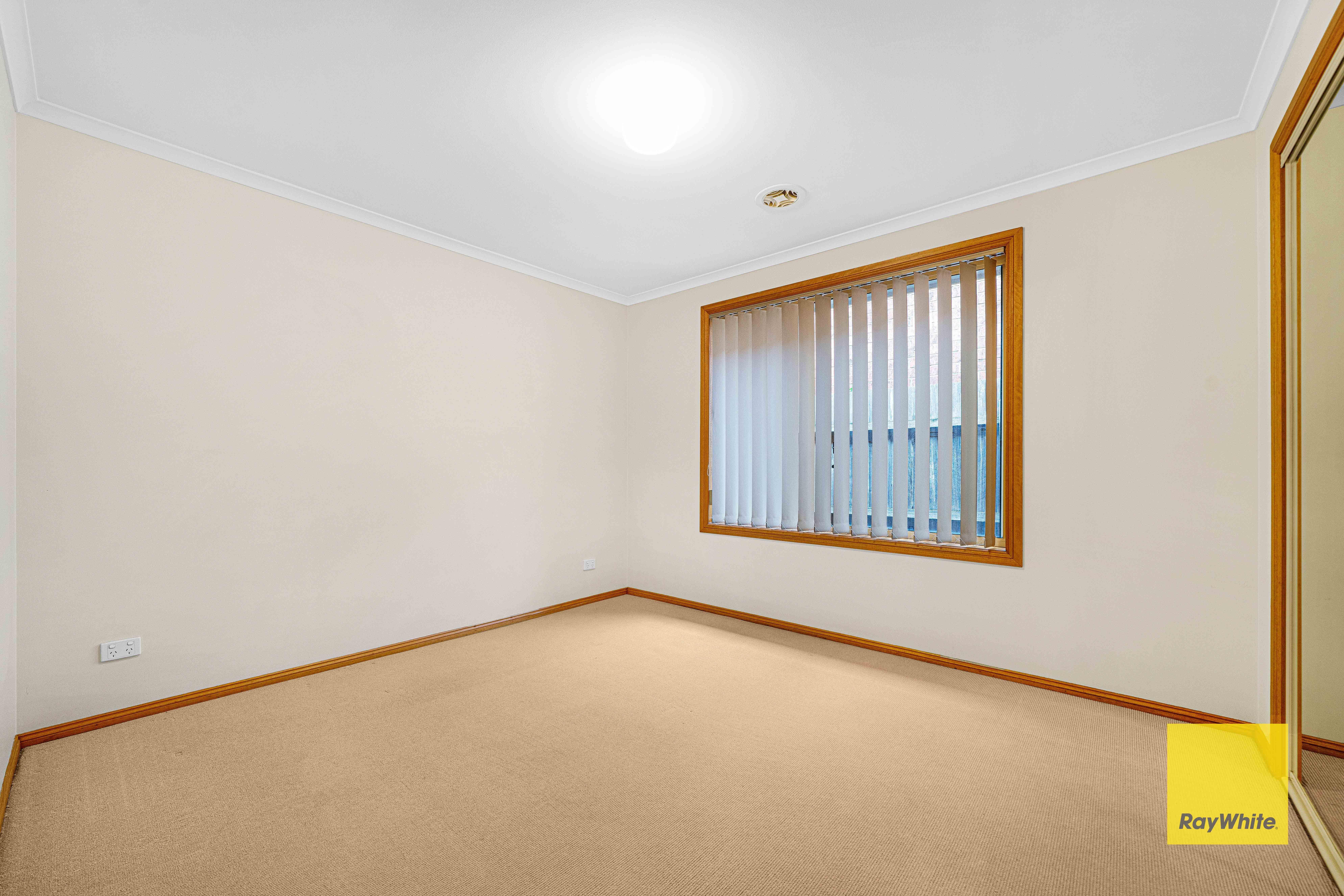 Exceptional Family Living in ALTONA MEADOWS Location!