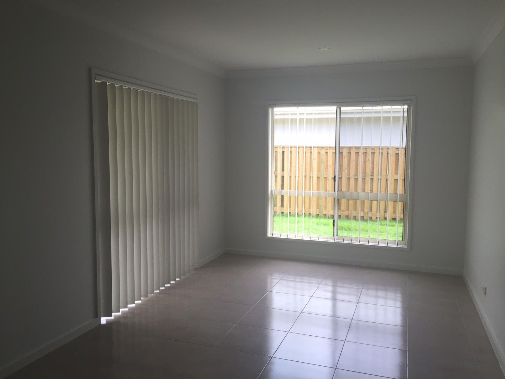 4 BEDROOM HOME IN REGATTA WATERS!