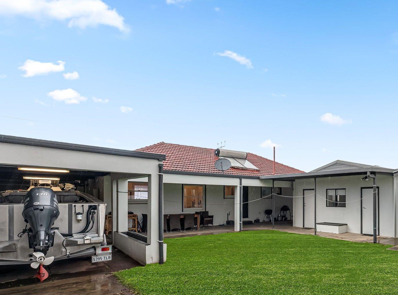 BEAUTIFULLY MAINTAINED FAMILY HOME WITH 3 BEDROOMS & GRANNY FLAT