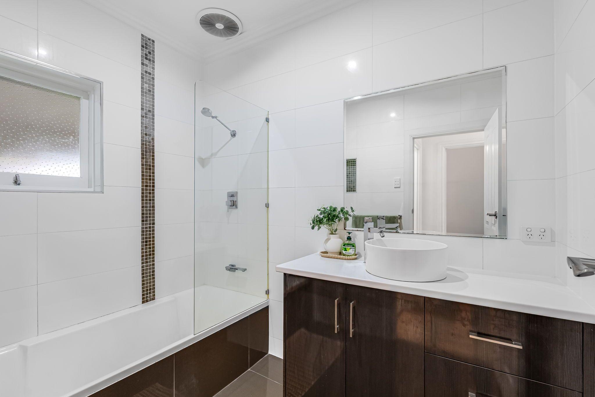 BEAUTIFULLY MAINTAINED FAMILY HOME WITH 3 BEDROOMS & GRANNY FLAT