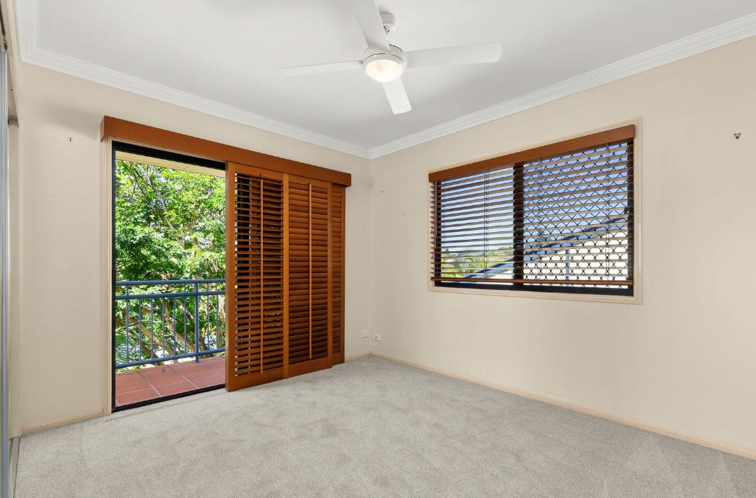 SPACIOUS & STYLISH TOWNHOUSE IN PRIME INNER-CITY LOCATION