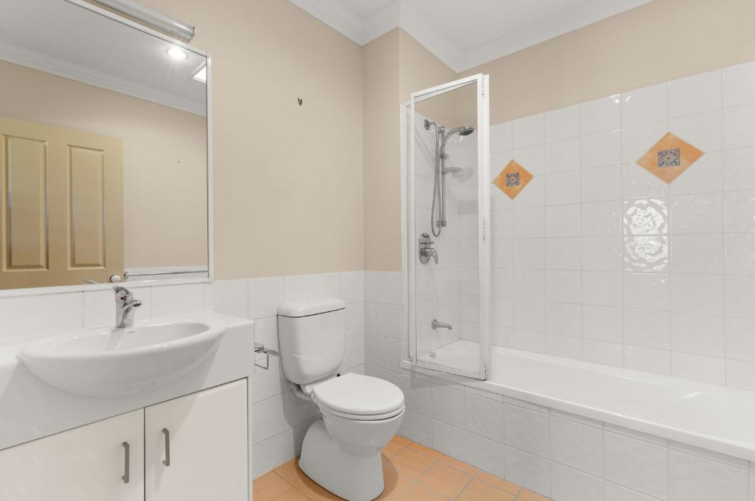 SPACIOUS & STYLISH TOWNHOUSE IN PRIME INNER-CITY LOCATION