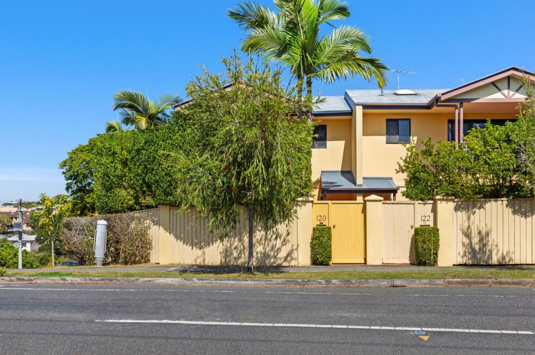 SPACIOUS & STYLISH TOWNHOUSE IN PRIME INNER-CITY LOCATION