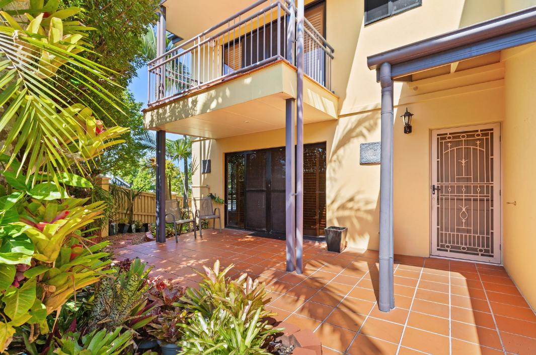 SPACIOUS & STYLISH TOWNHOUSE IN PRIME INNER-CITY LOCATION