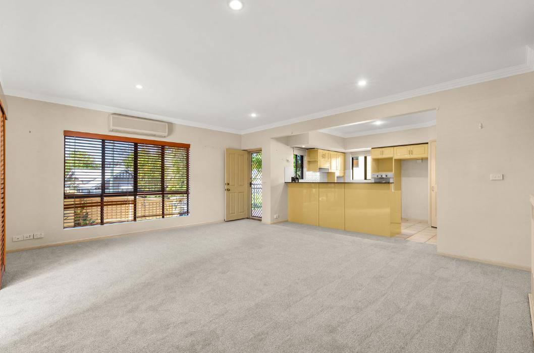 SPACIOUS & STYLISH TOWNHOUSE IN PRIME INNER-CITY LOCATION