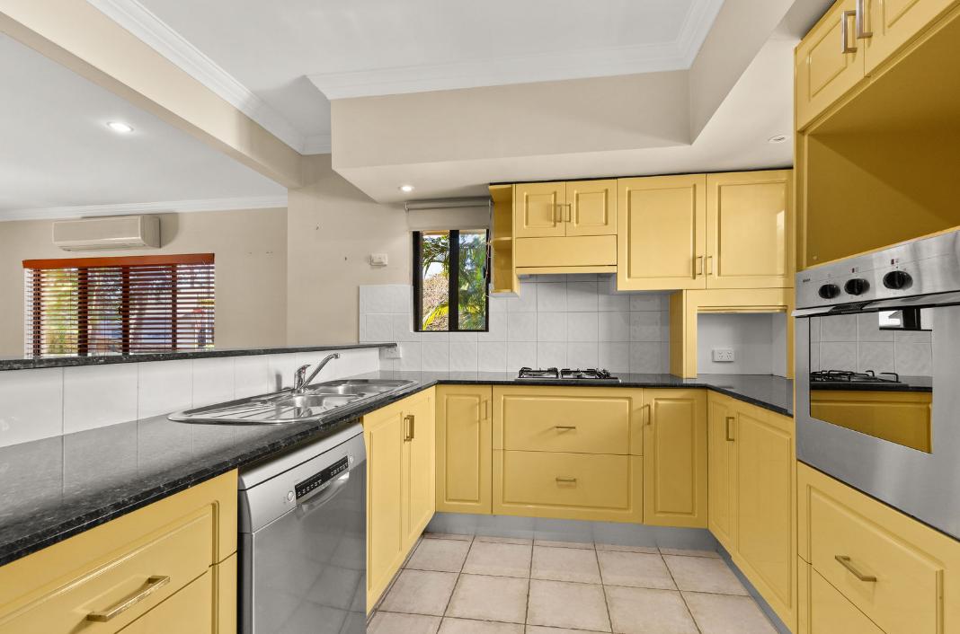 SPACIOUS & STYLISH TOWNHOUSE IN PRIME INNER-CITY LOCATION