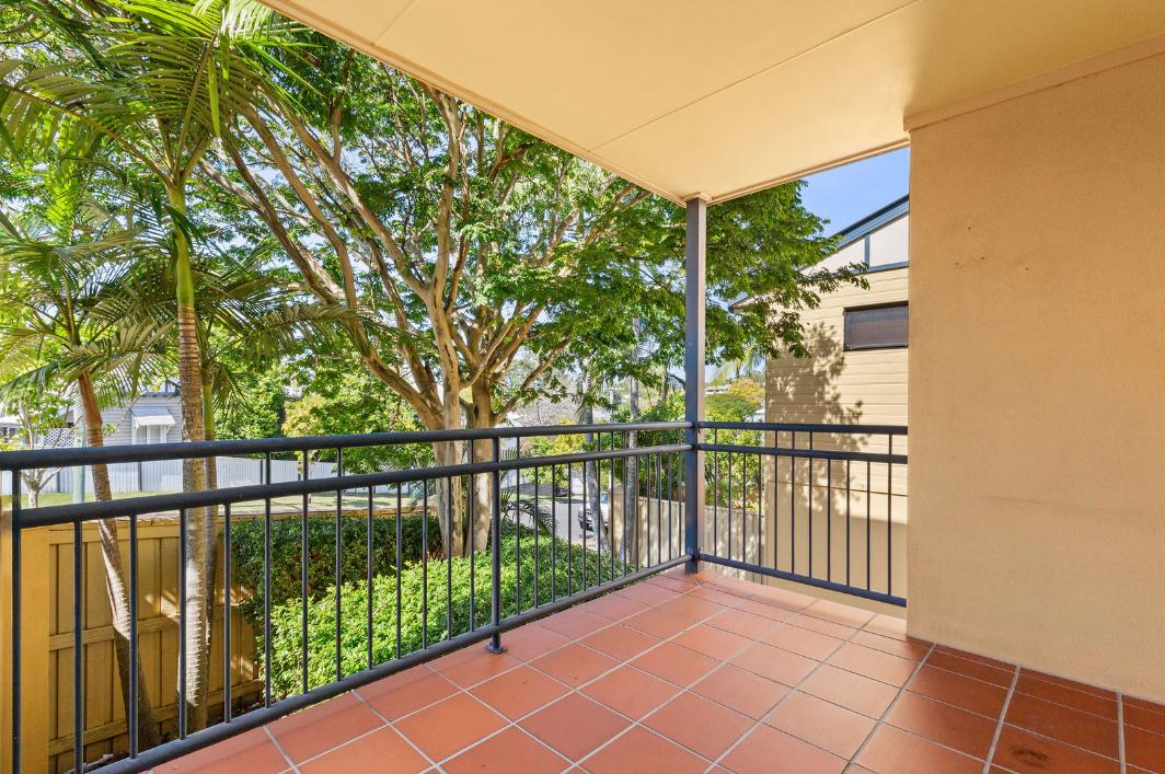 SPACIOUS & STYLISH TOWNHOUSE IN PRIME INNER-CITY LOCATION