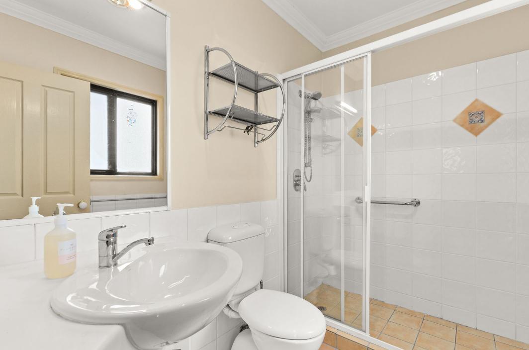 SPACIOUS & STYLISH TOWNHOUSE IN PRIME INNER-CITY LOCATION