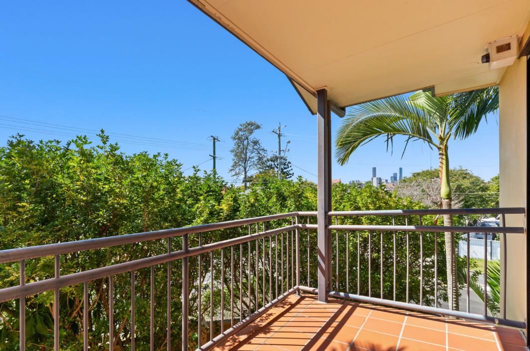 SPACIOUS & STYLISH TOWNHOUSE IN PRIME INNER-CITY LOCATION