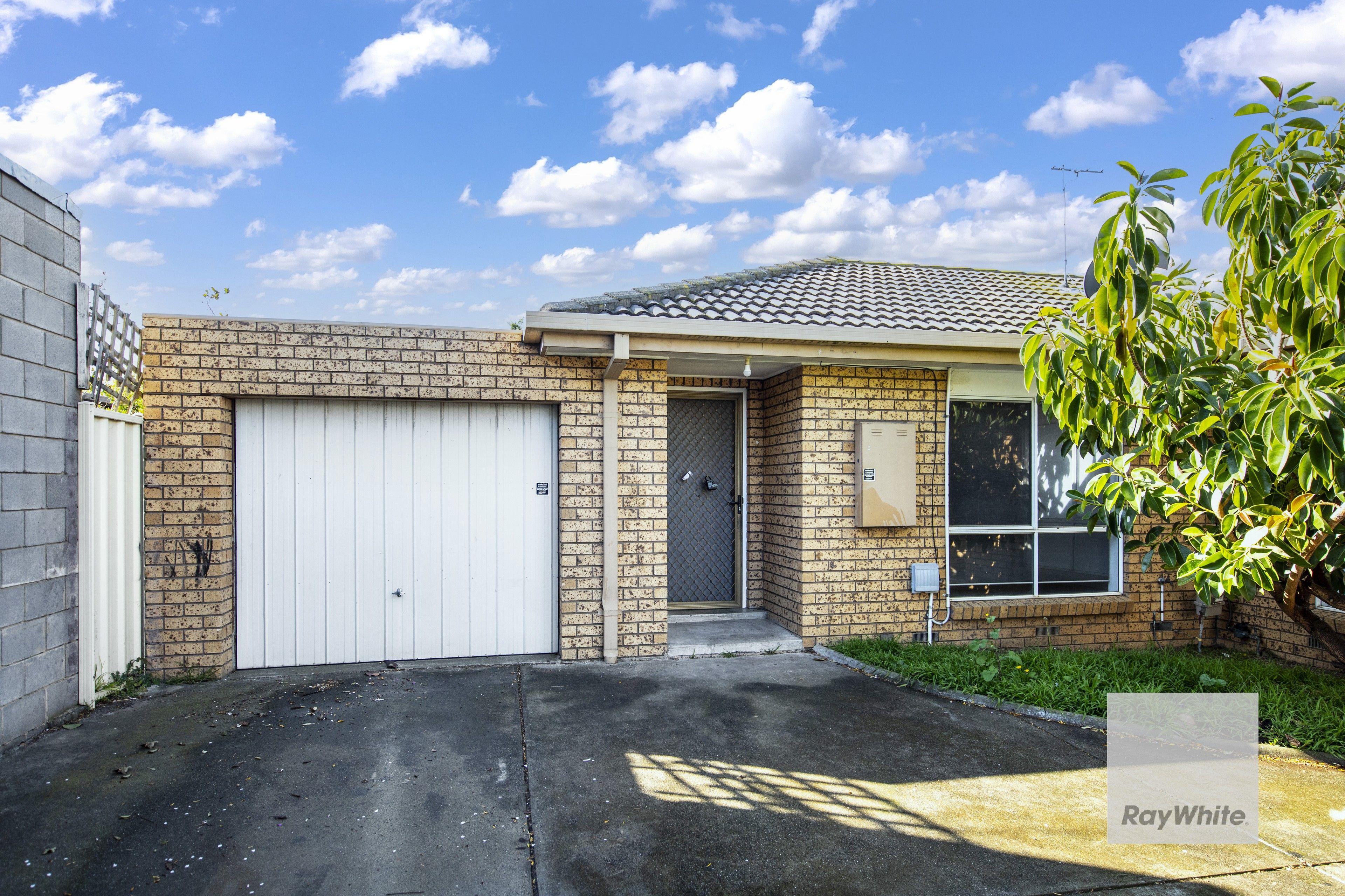 Prop-GPT: House: VIC St Albans, VIC 3021 Home For Rent