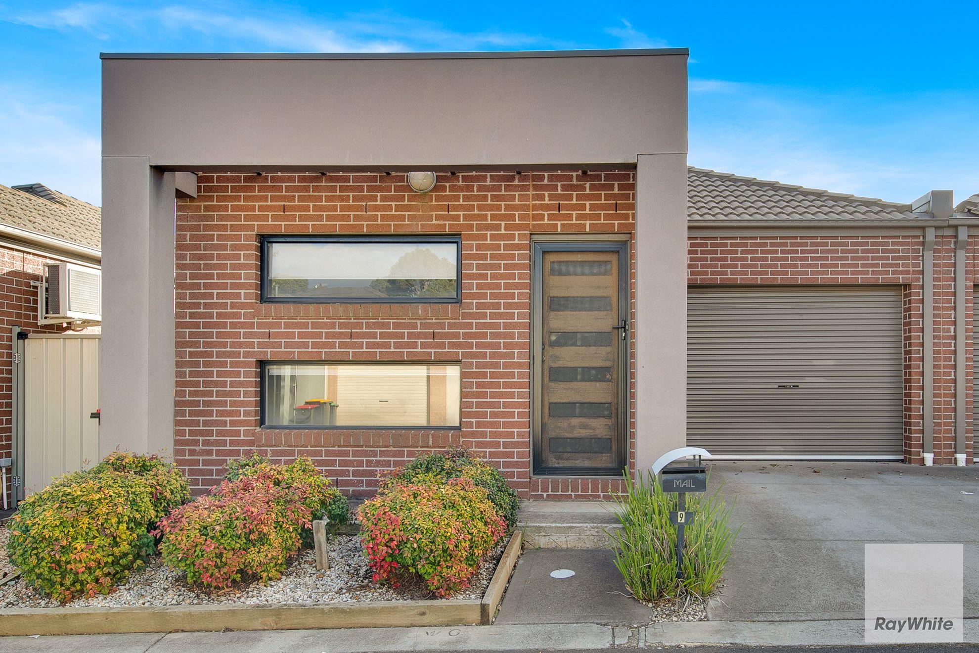 Prop-GPT: House: VIC Caroline Springs, VIC 3023 Home For Rent