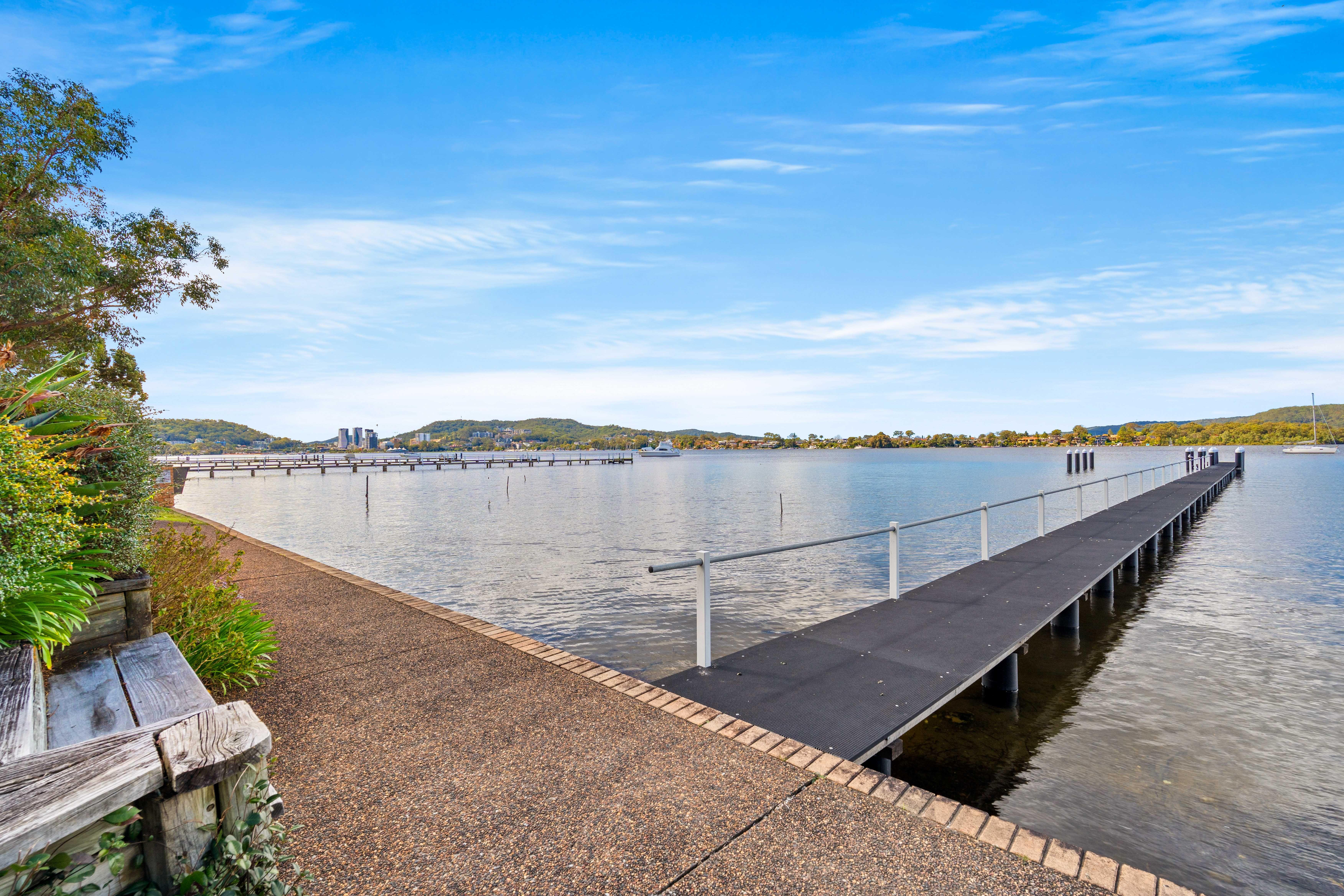 House-Like Proportions in Prestigious Waterfront Complex