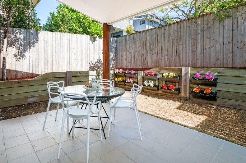 Modern 3-Bedroom Retreat in Annerley