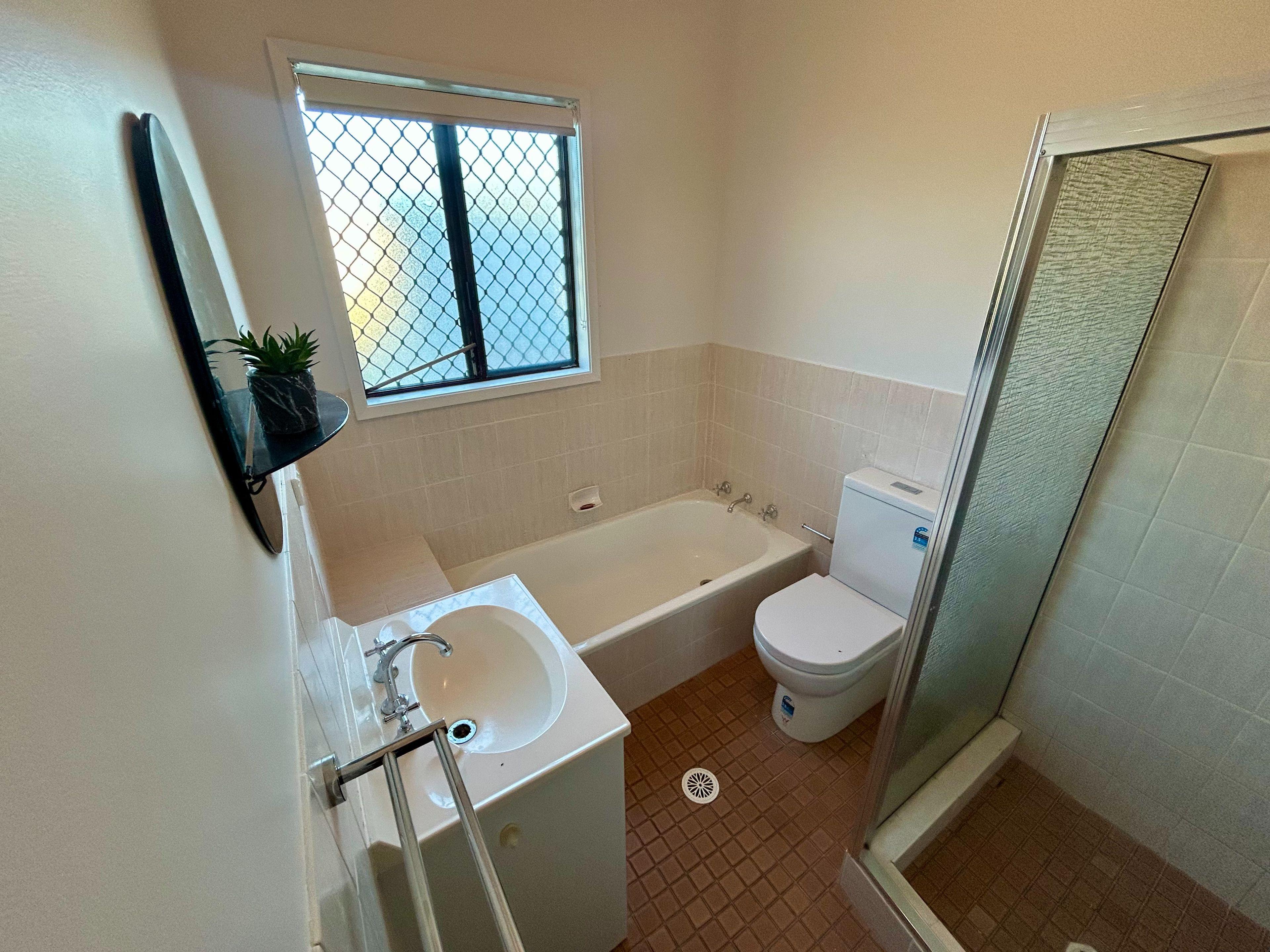 Tidy 3 Bedroom 1 Bathroom Cottage - Polished Floorboards - Great Yard Space