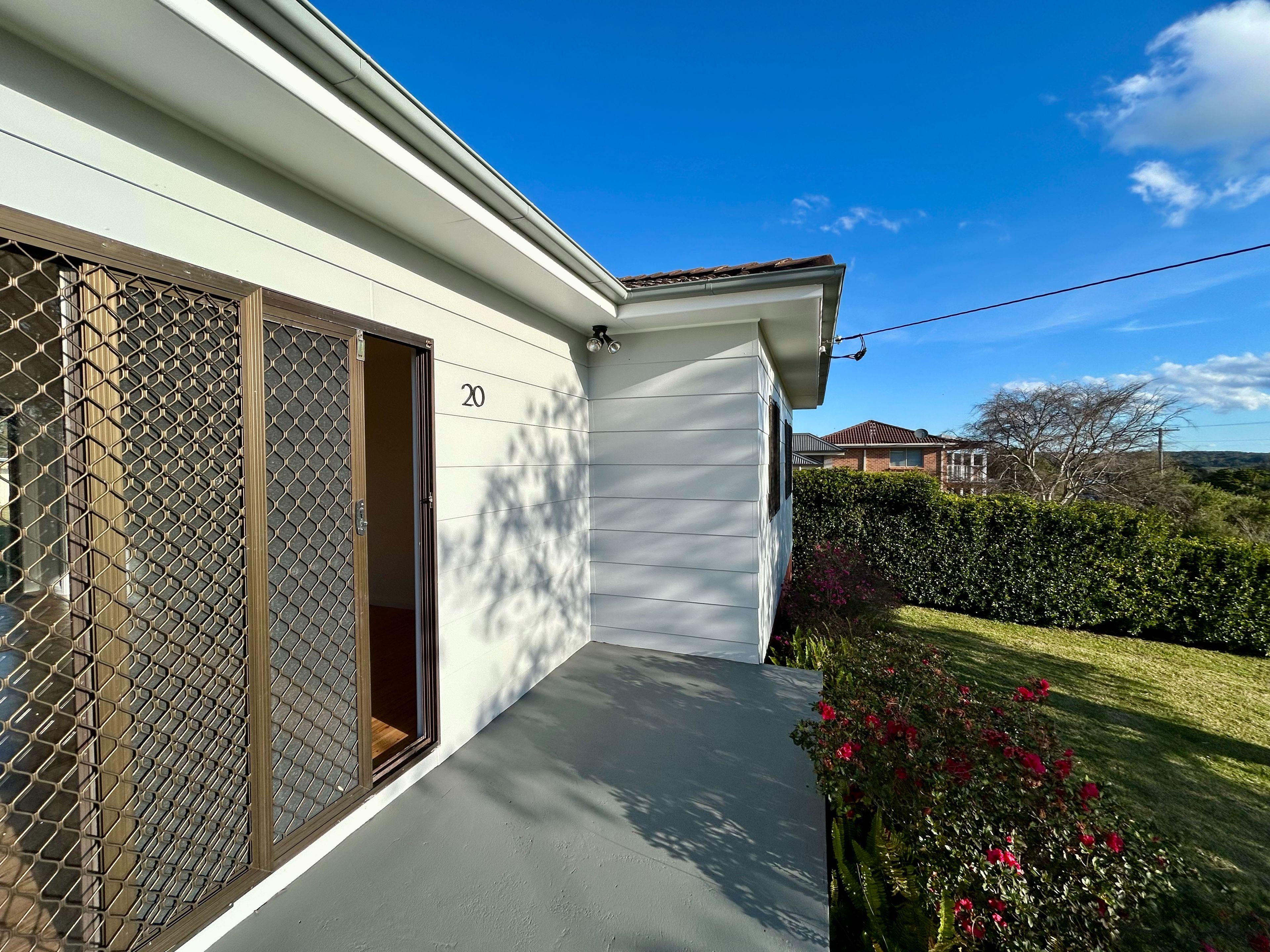 Tidy 3 Bedroom 1 Bathroom Cottage - Polished Floorboards - Great Yard Space