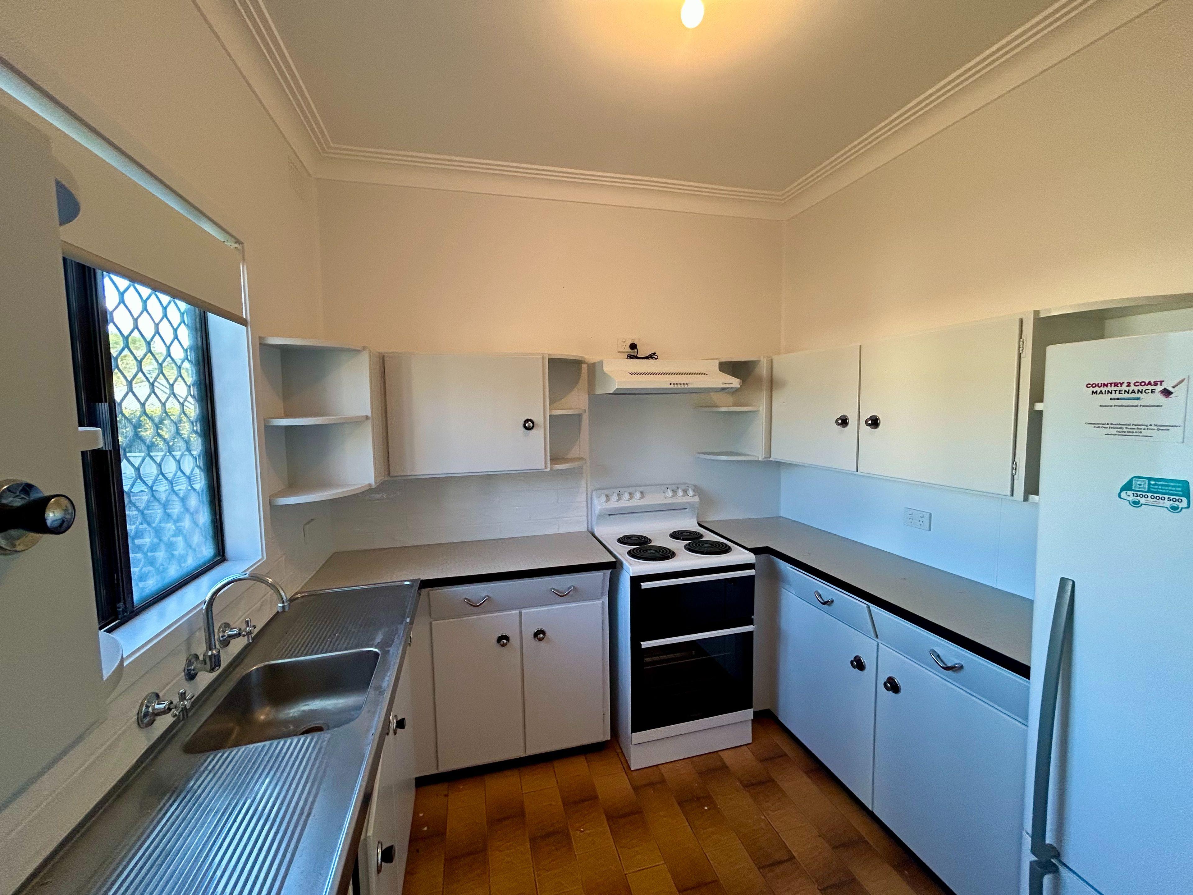 Tidy 3 Bedroom 1 Bathroom Cottage - Polished Floorboards - Great Yard Space