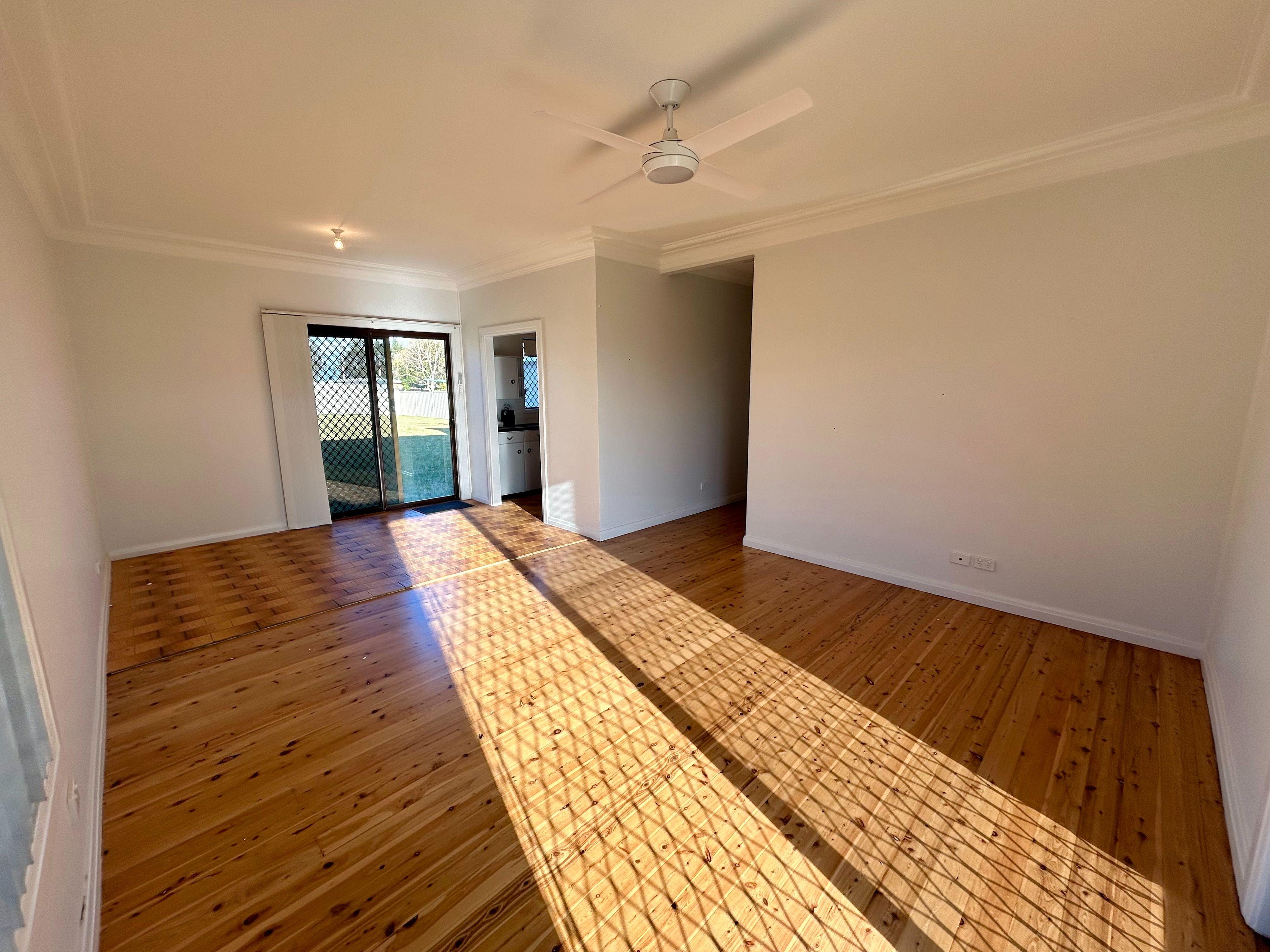 Tidy 3 Bedroom 1 Bathroom Cottage - Polished Floorboards - Great Yard Space