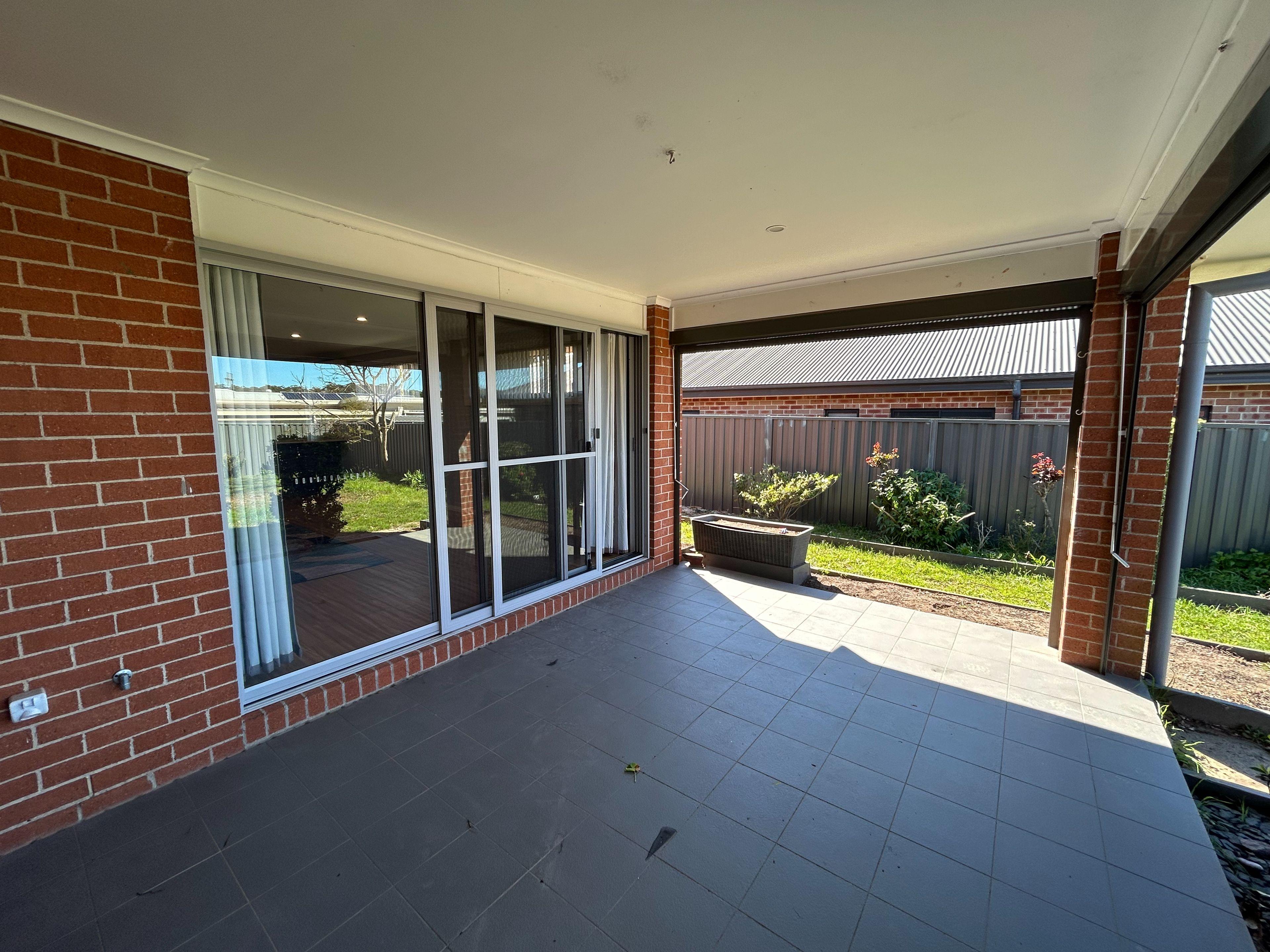 3 Bedroom 2 Bathroom - Double Car Garage - Secure Yard