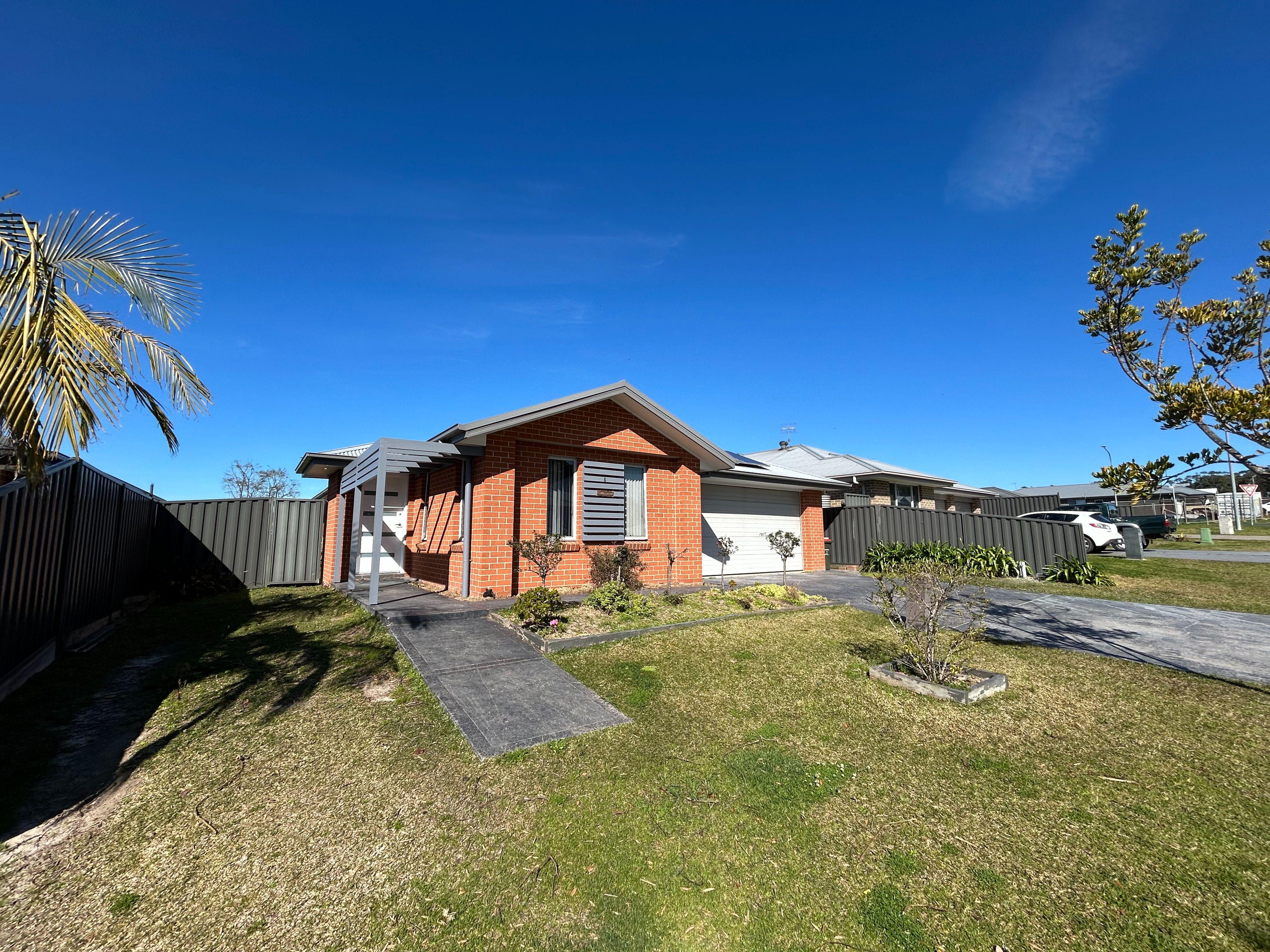 3 Bedroom 2 Bathroom - Double Car Garage - Secure Yard