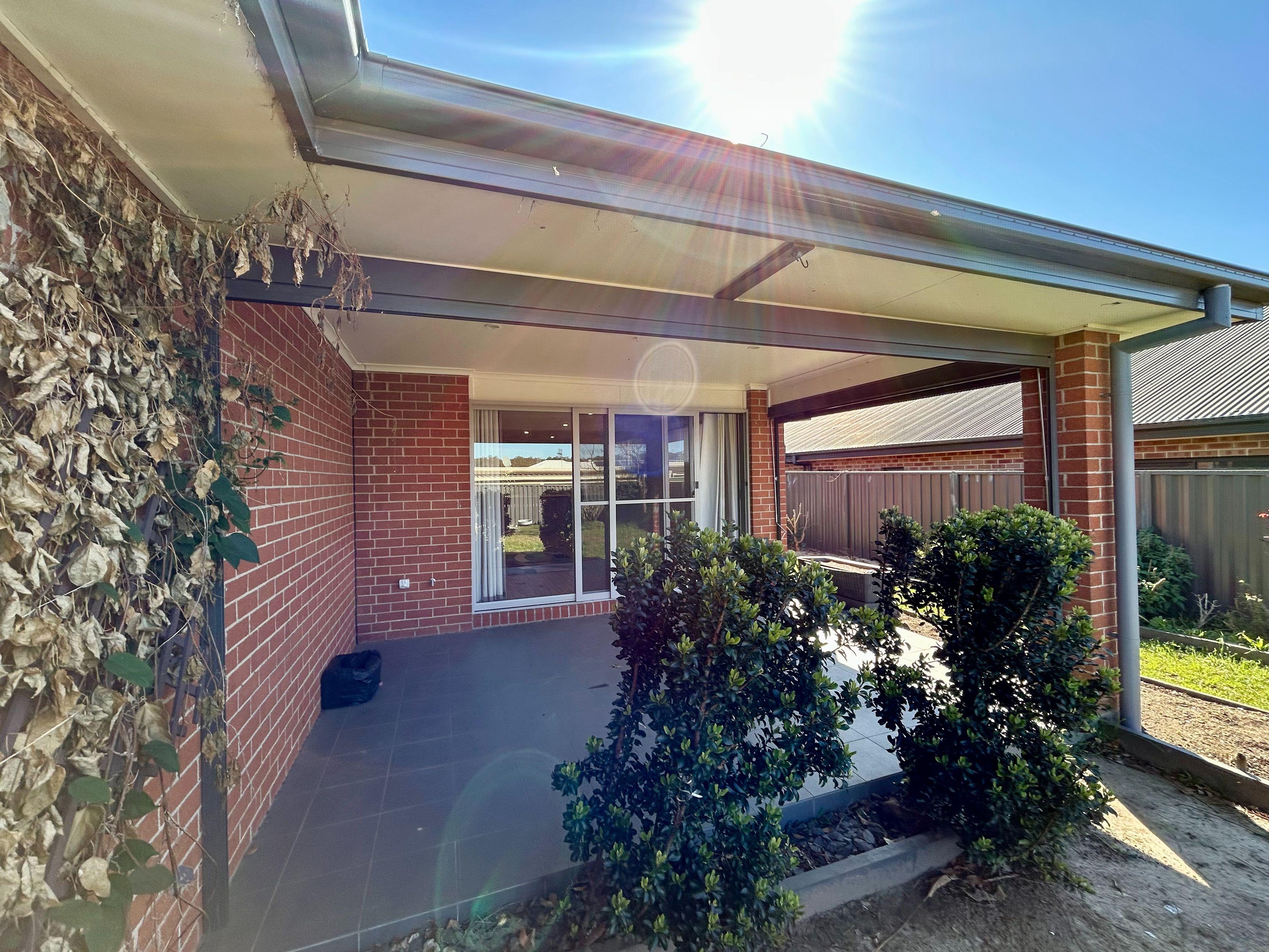 3 Bedroom 2 Bathroom - Double Car Garage - Secure Yard