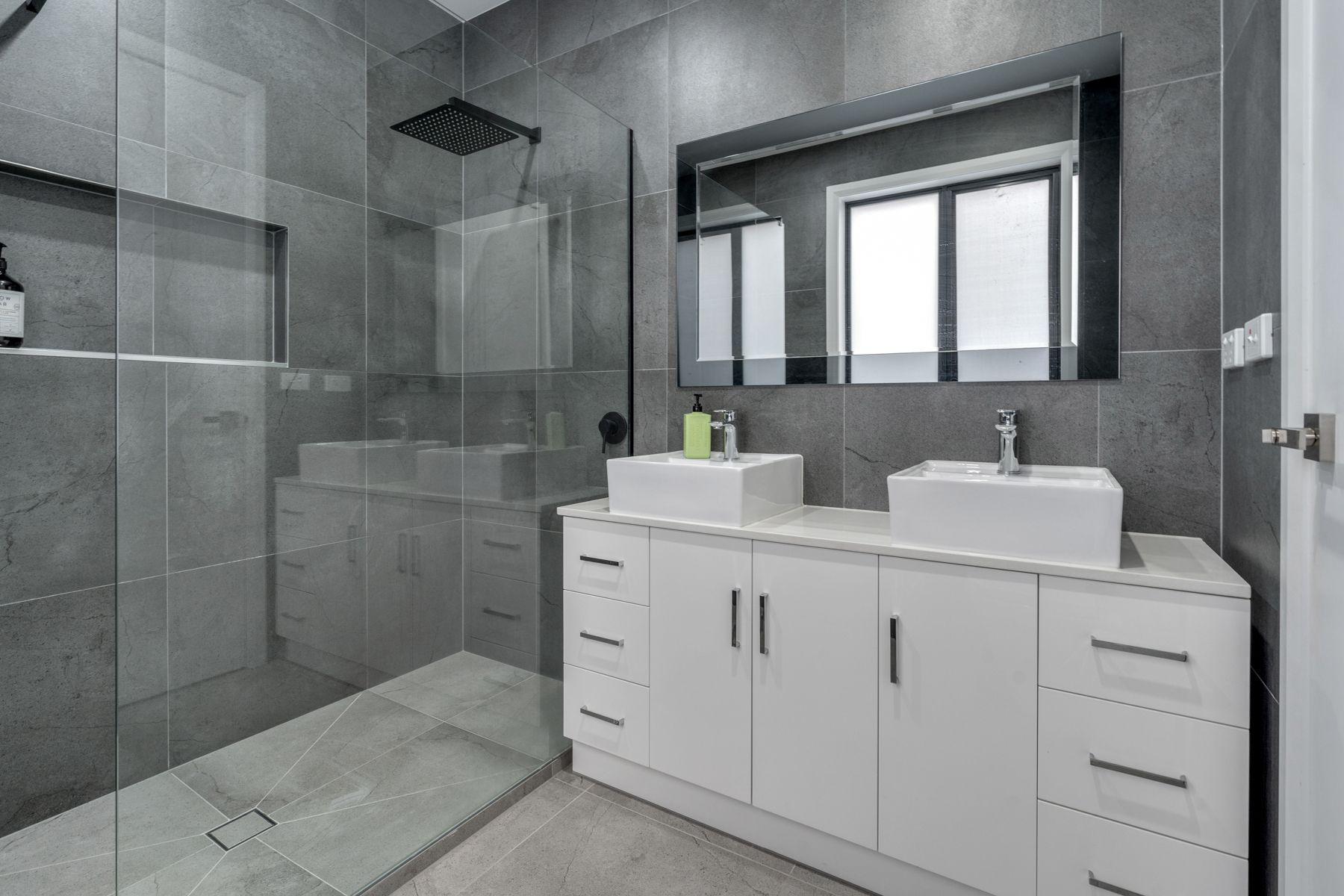 Modern Family Home, Two Master Bedrooms