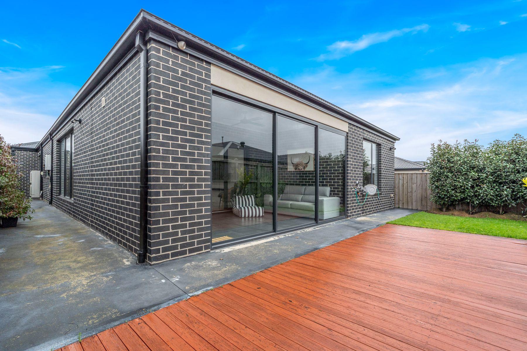 Modern Family Home, Two Master Bedrooms