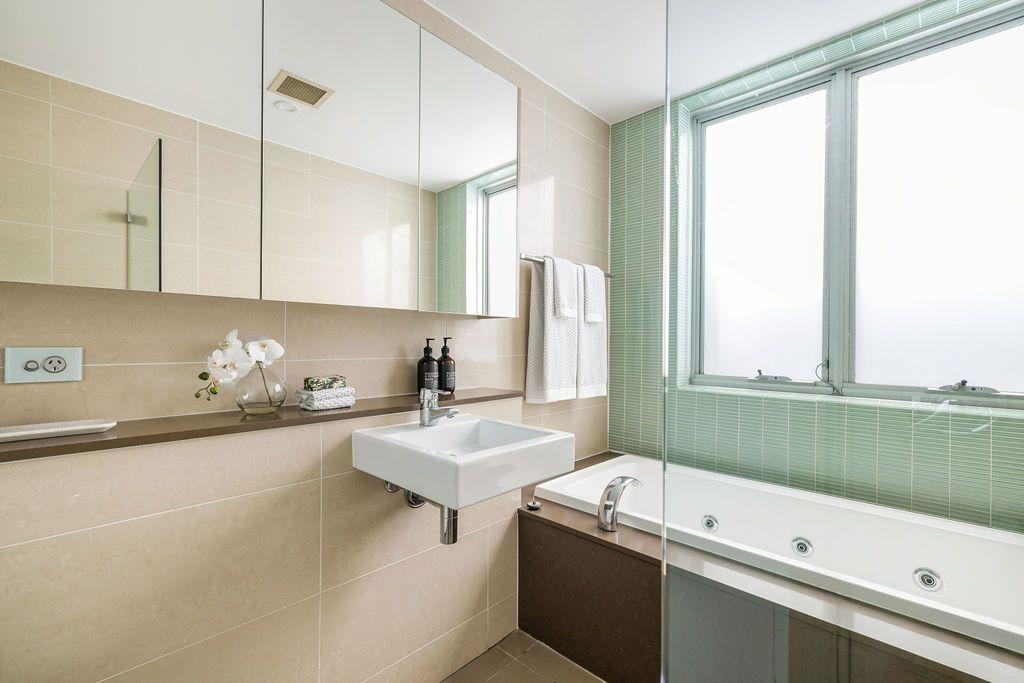 Top-Floor Perfection with Panoramic Sydney Harbour Outlook