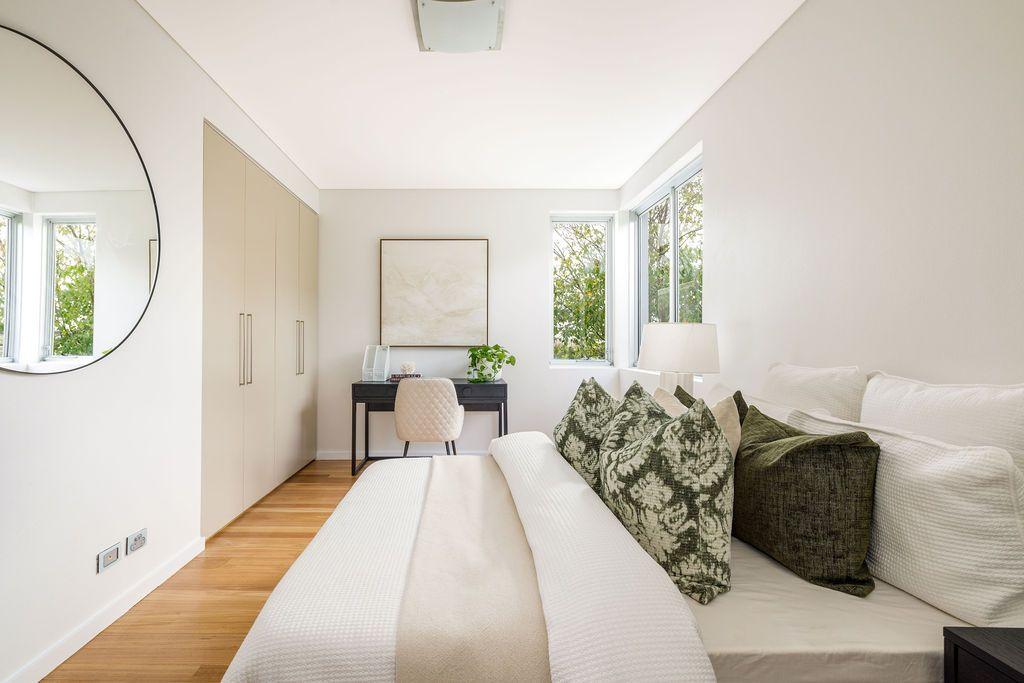 Top-Floor Perfection with Panoramic Sydney Harbour Outlook