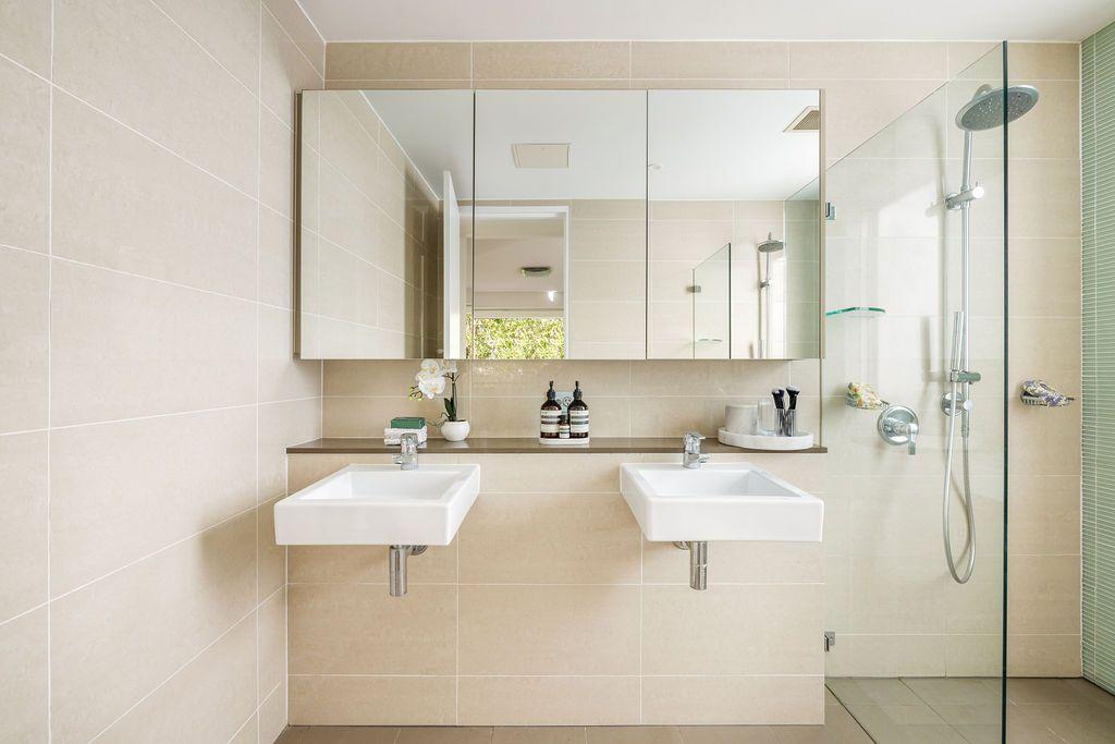 Top-Floor Perfection with Panoramic Sydney Harbour Outlook