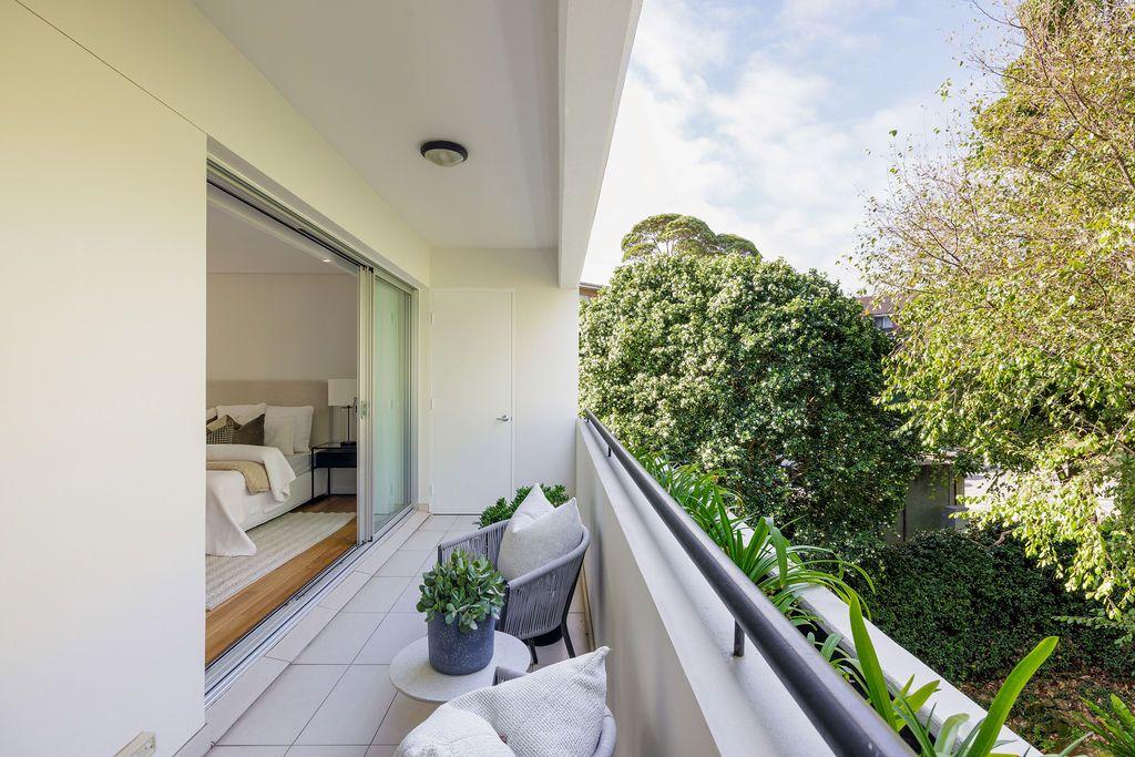 Top-Floor Perfection with Panoramic Sydney Harbour Outlook