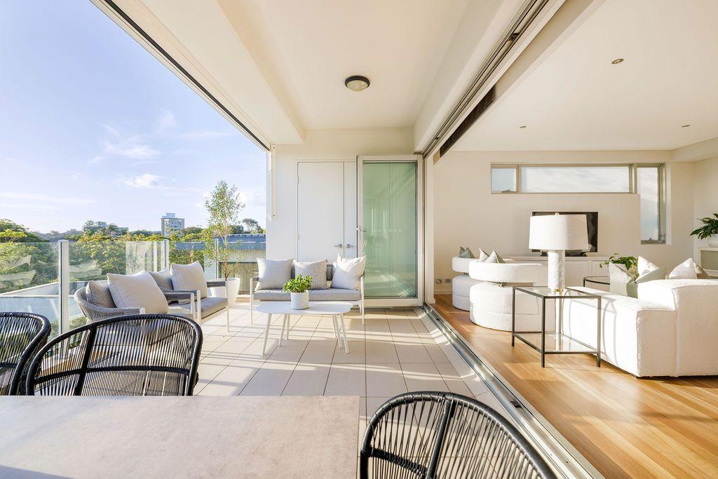 Top-Floor Perfection with Panoramic Sydney Harbour Outlook