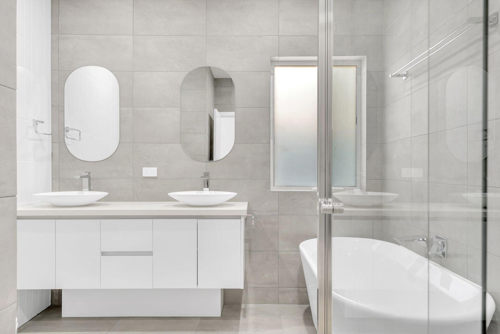 NEAR NEW STUNNING FAMILY HOME