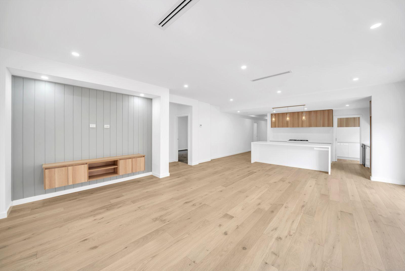 NEAR NEW STUNNING FAMILY HOME