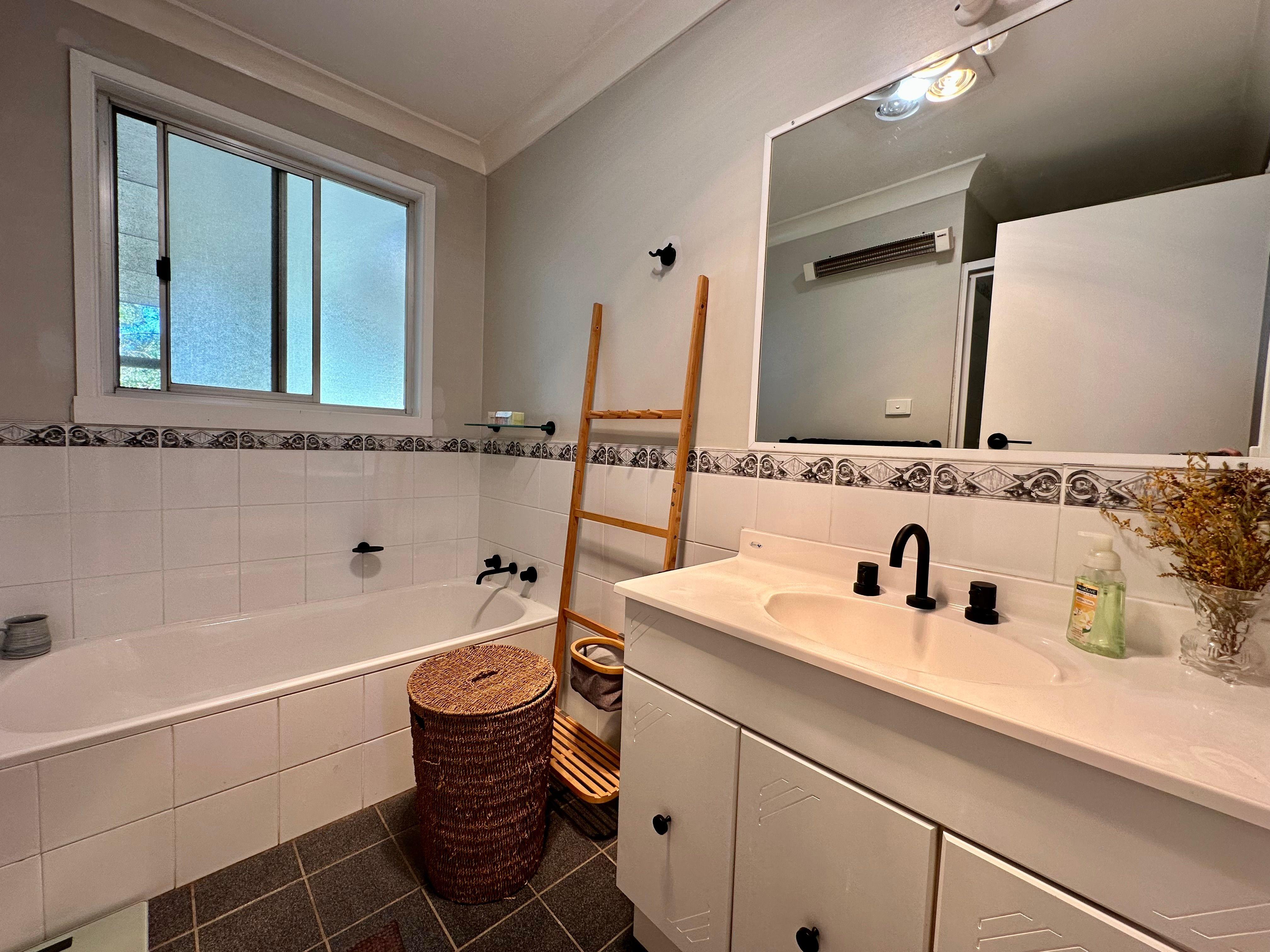 BEAUTIFUL LIGHT FILLED HOME! - 6 Months only