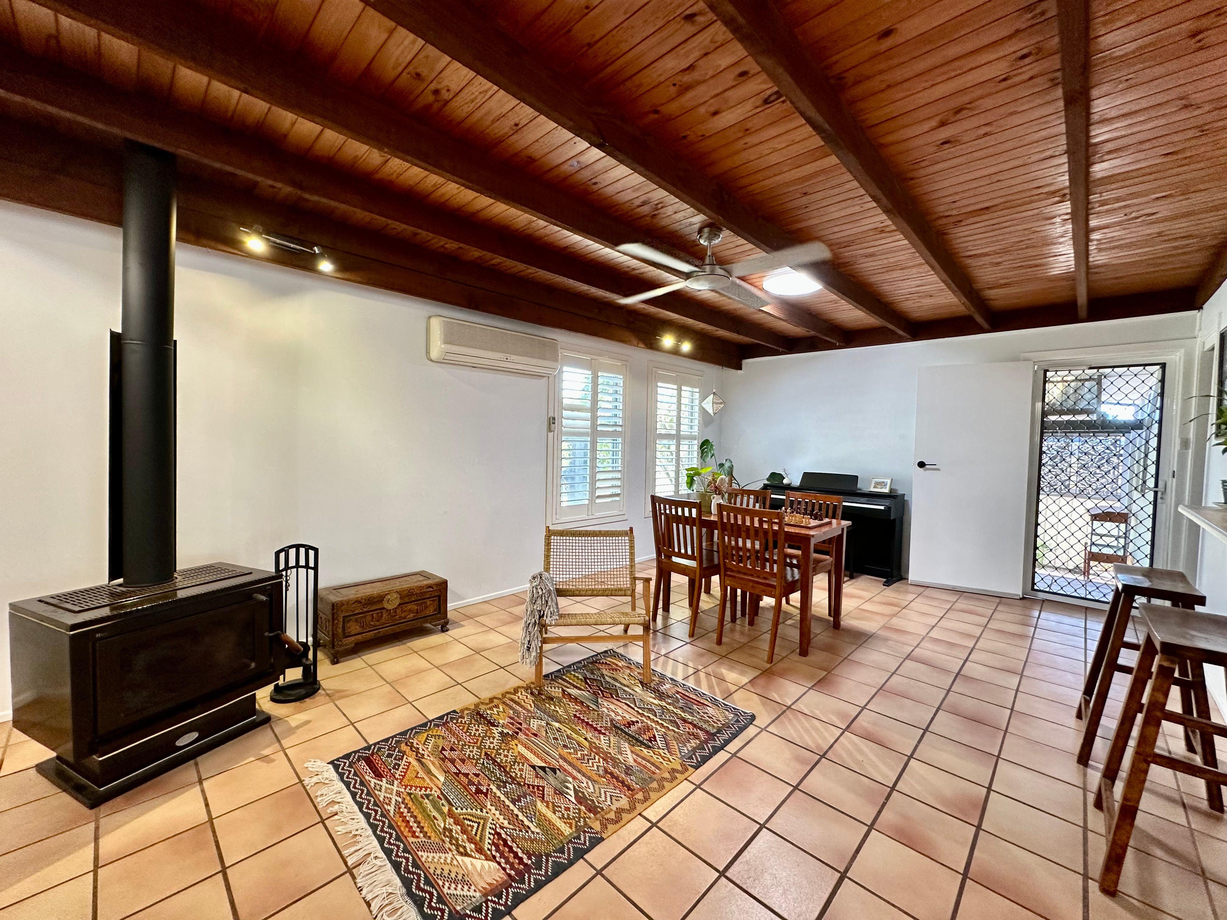 BEAUTIFUL LIGHT FILLED HOME! - 6 Months only