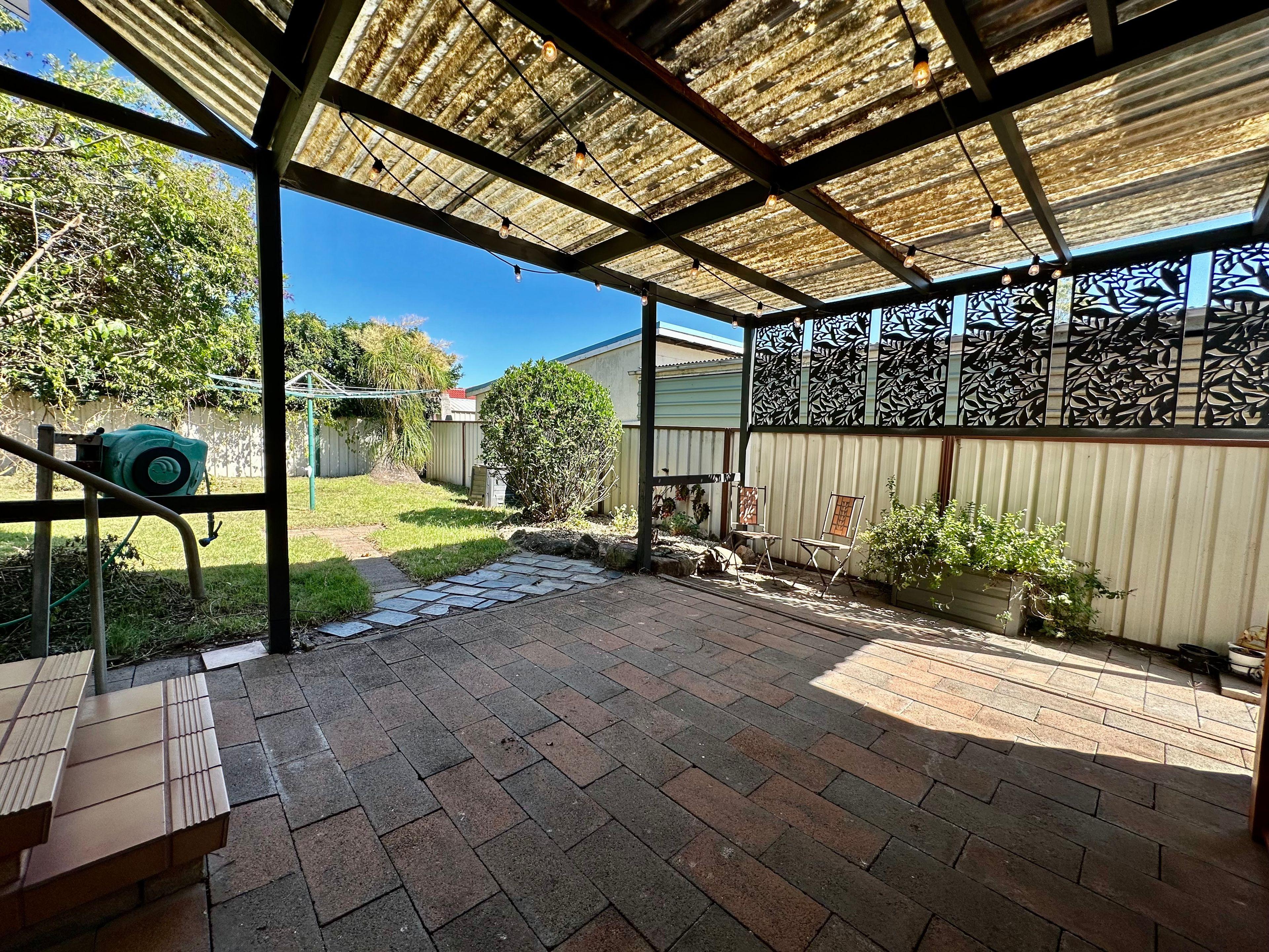 BEAUTIFUL LIGHT FILLED HOME! - 6 Months only